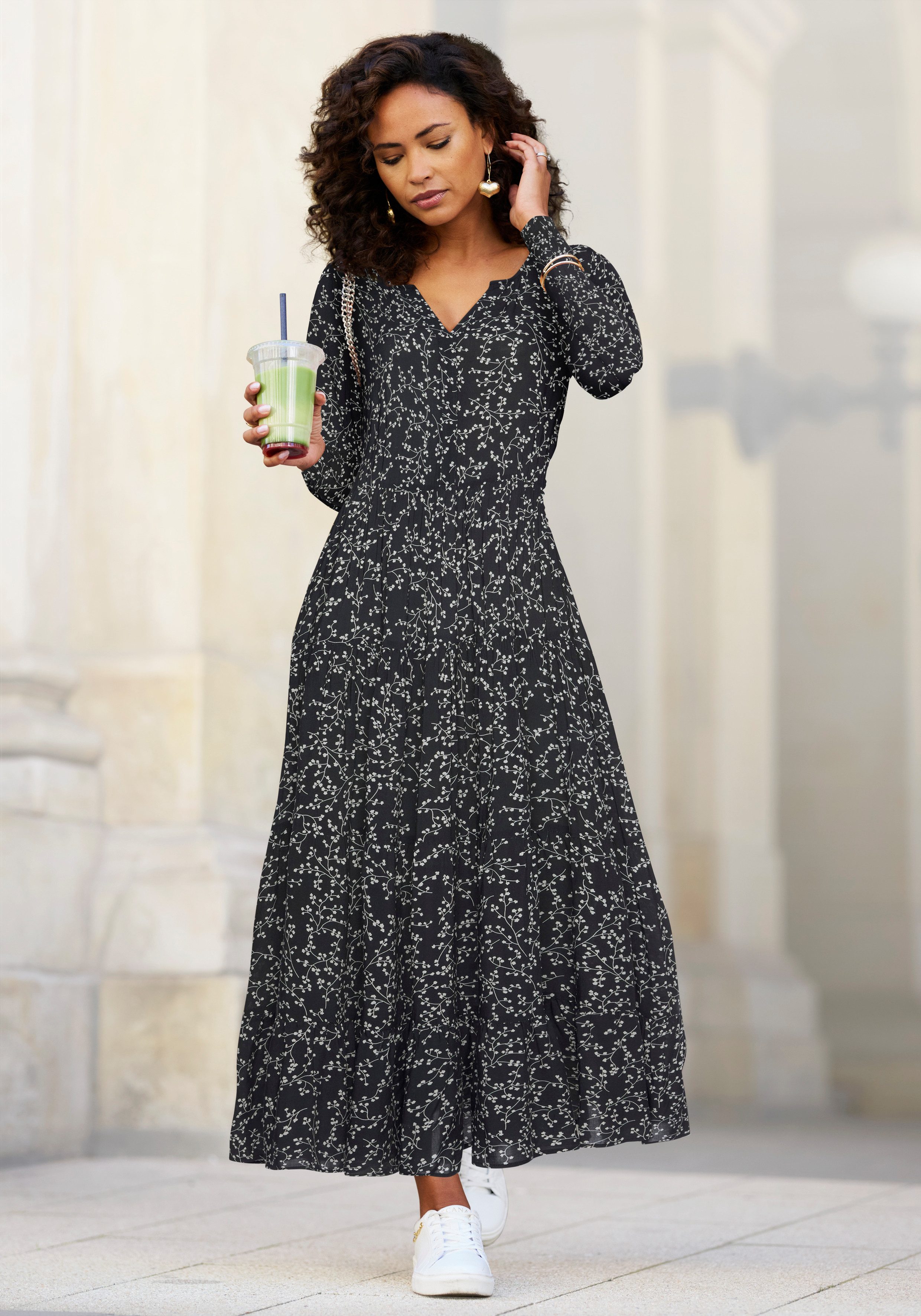 LASCANA Maxikleid mit Blumenprint und Volants aus gewebter Viskose, locker bequemer Look Langärmliges Webkleid, Sommerkleid, Kaftankleid mit weitem Rockteil