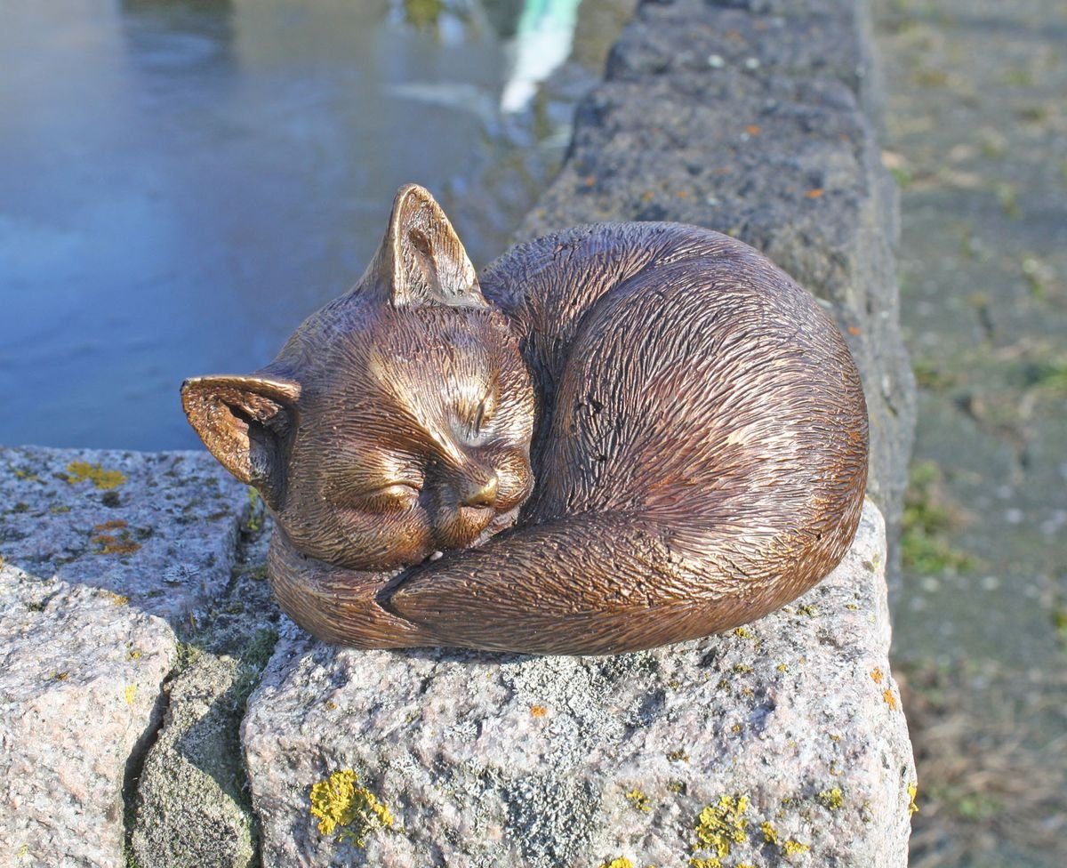 Bronzeskulpturen Skulptur Bronzefigur einer schlafenden Katze günstig online kaufen