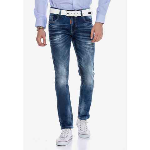 Cipo & Baxx Straight-Jeans im modischen Straight-Fit-Schnitt