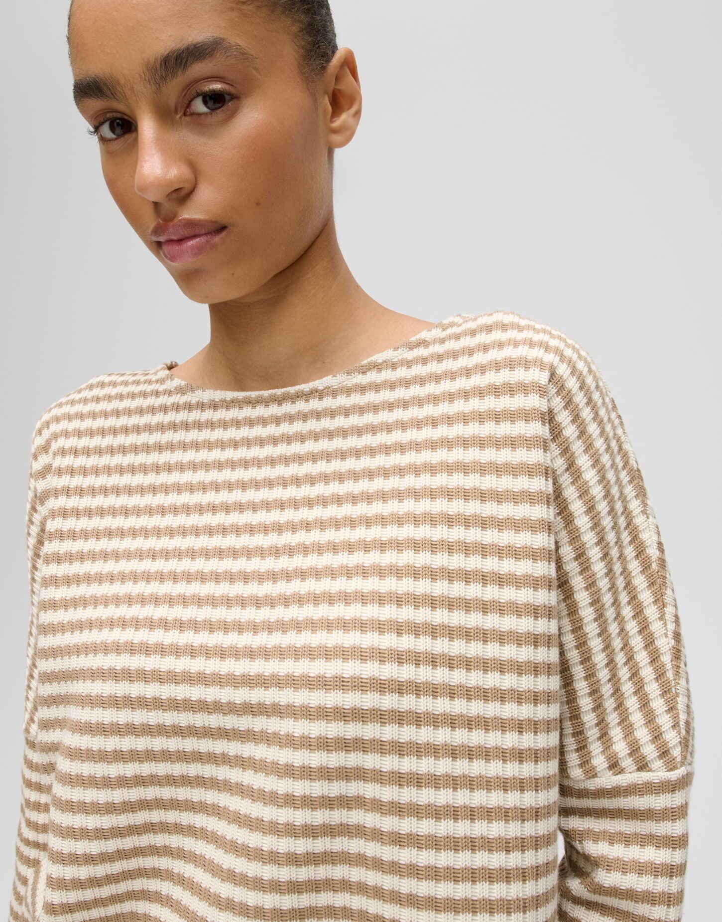OPUS Sweatshirt GRESH in Strickoptik Lockere Passform, schmal zulaufender Schnitt, überschnittene Schulter – Bild 4 von 5