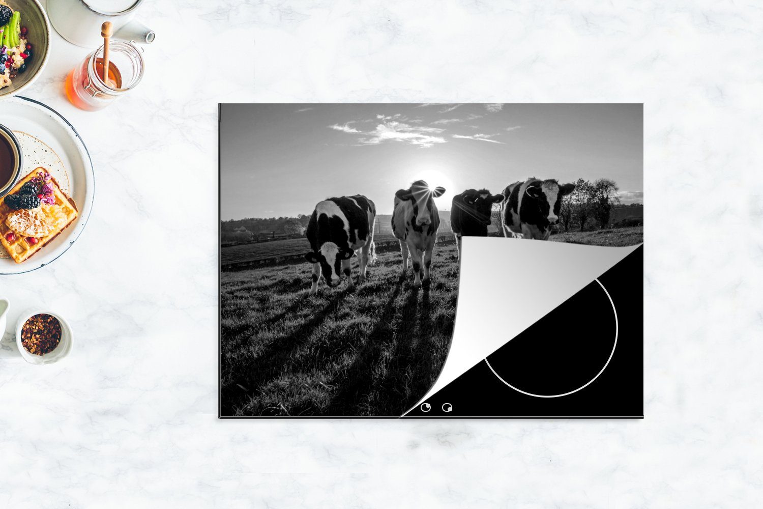 Kühe auf tlg), der MuchoWow Arbeitsfläche (1 70x52 Vinyl, Ceranfeldabdeckung Irland cm, ländlichen schwarz nutzbar, Herdblende-/Abdeckplatte im - und Weide weiß, Mobile