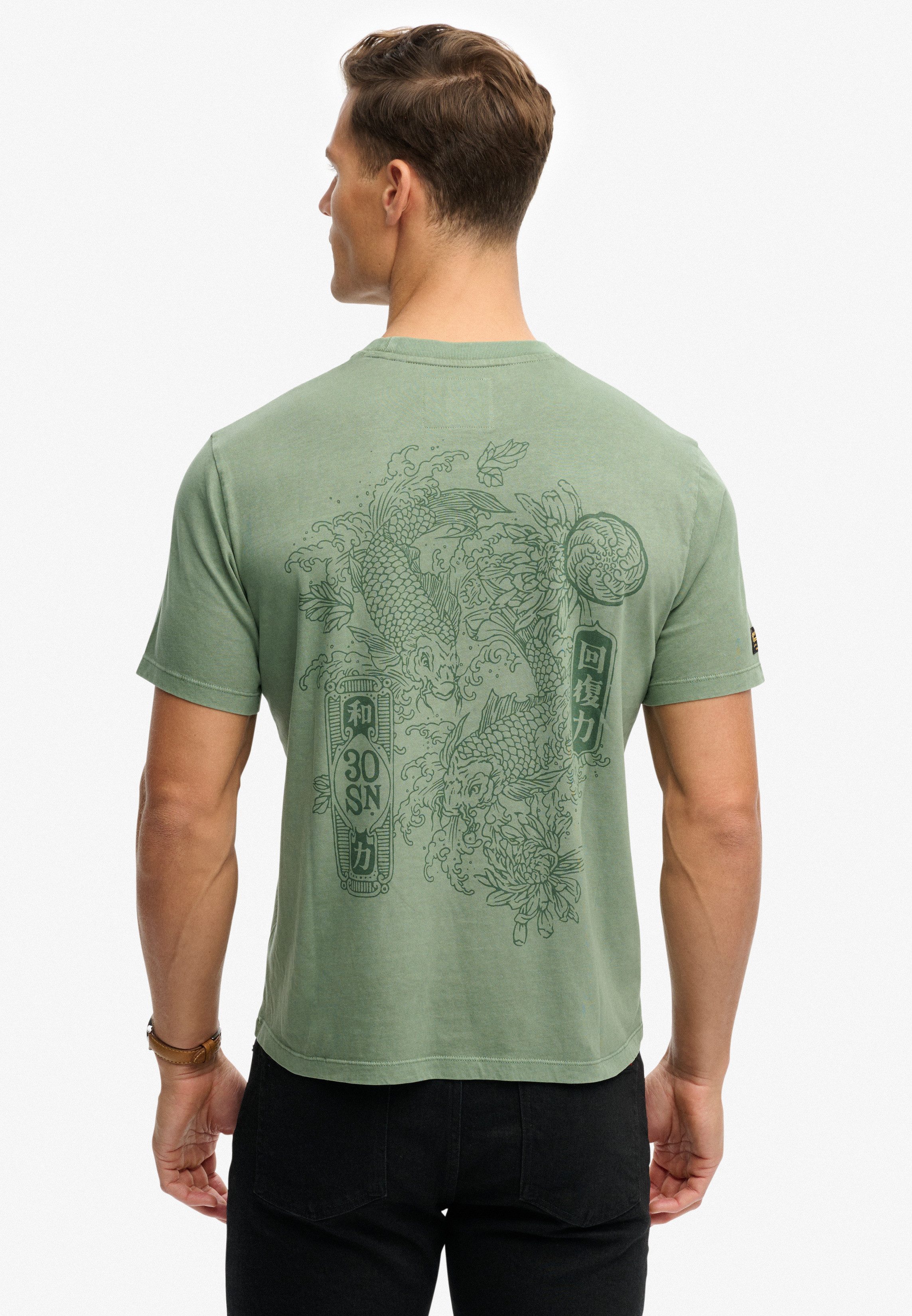 Superdry Rundhalsshirt TOKYO NARRATIVE LOOSE TEE mit coolem Tattoo-Print günstig online kaufen