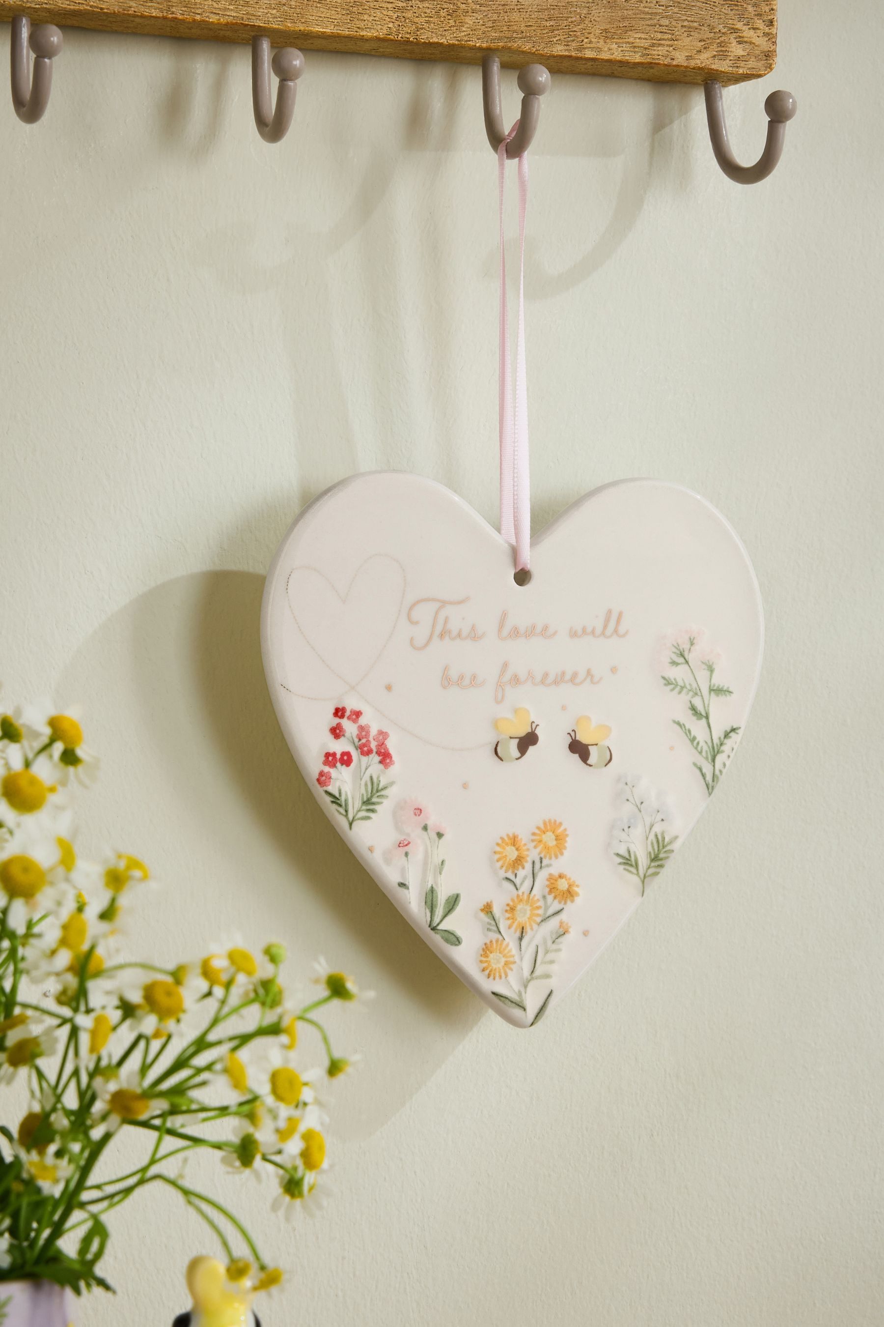Next Wanddekoobjekt Florales Schild „Love“ mit Biene – Bild 2 von 4