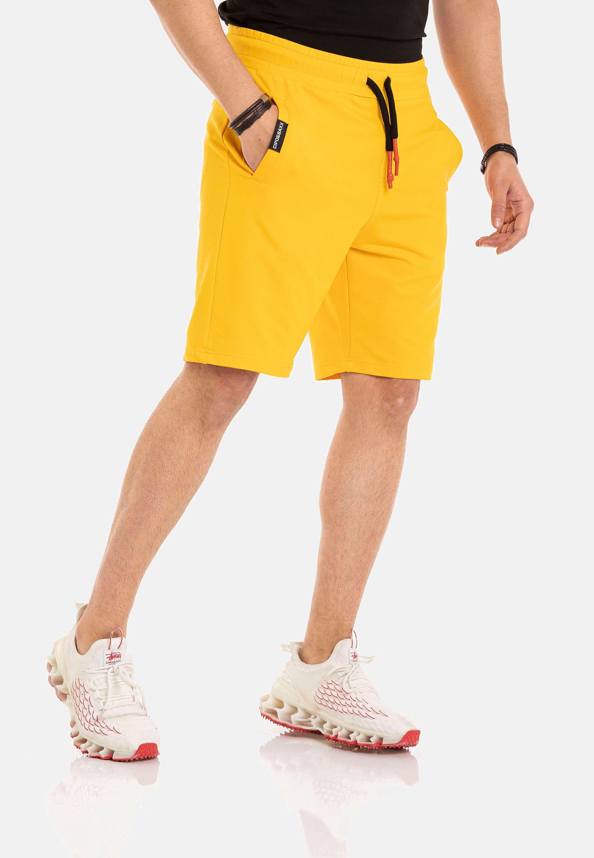 Shorts in sportlichem gelb Look Baxx & Cipo