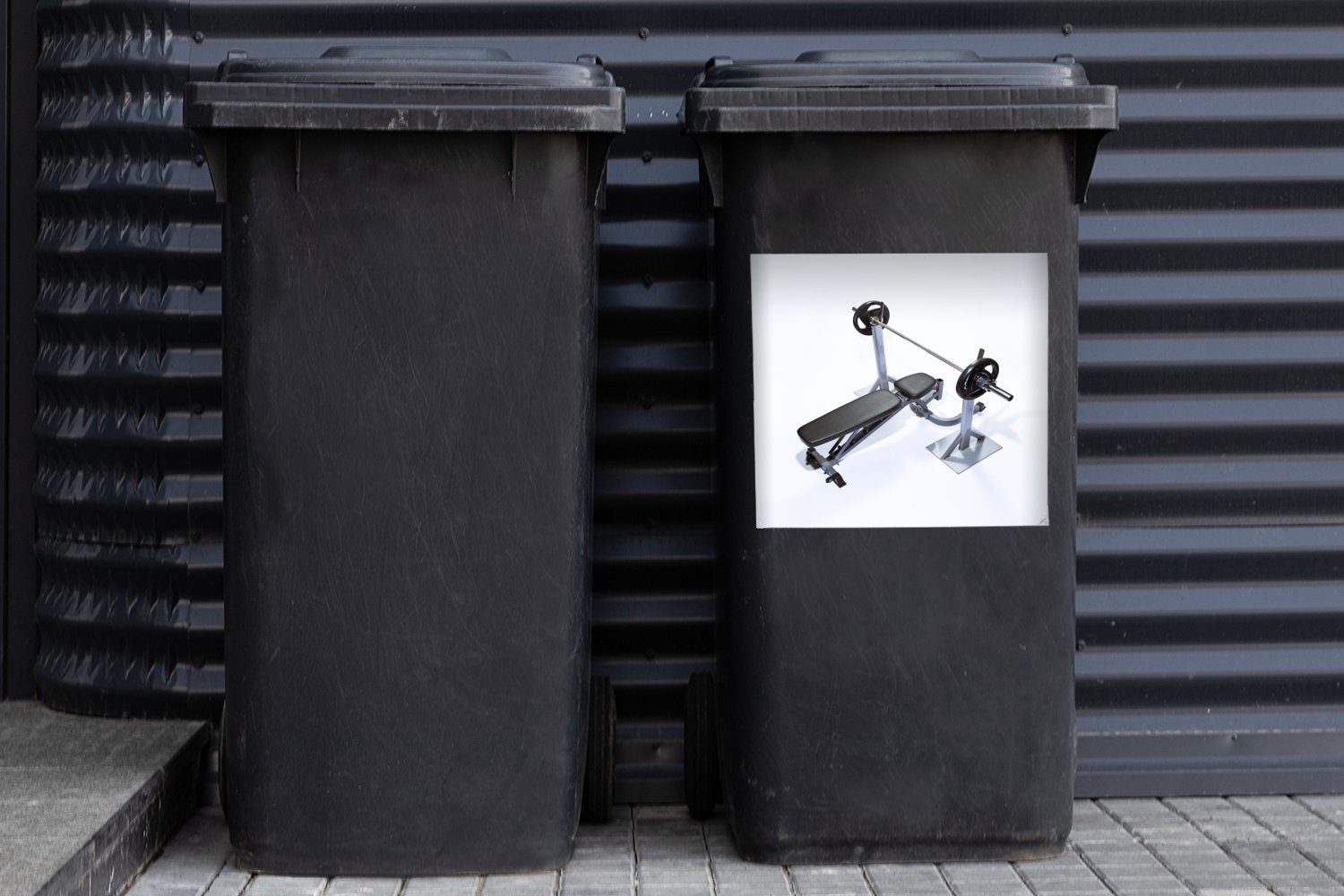 (1 Wandsticker weißem Hintergrund Container, auf Mülleimer-aufkleber, St), Sticker, Hantelbank MuchoWow Eine Mülltonne, Abfalbehälter