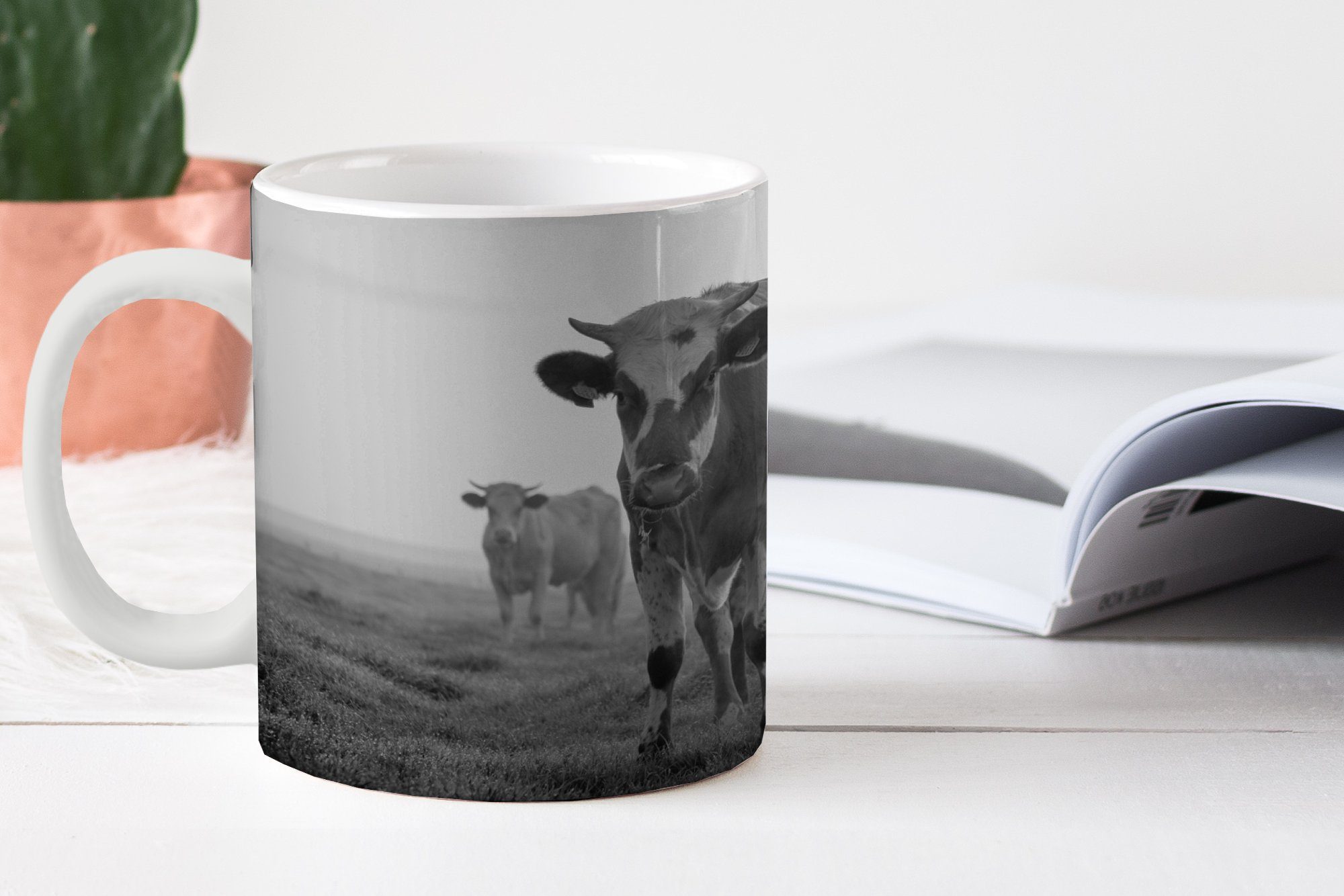 Kaffeetassen, Keramik, MuchoWow Kühe Teetasse, im Morgennebel schwarz-weiß Becher, Tasse Geschenk Foto, Teetasse,