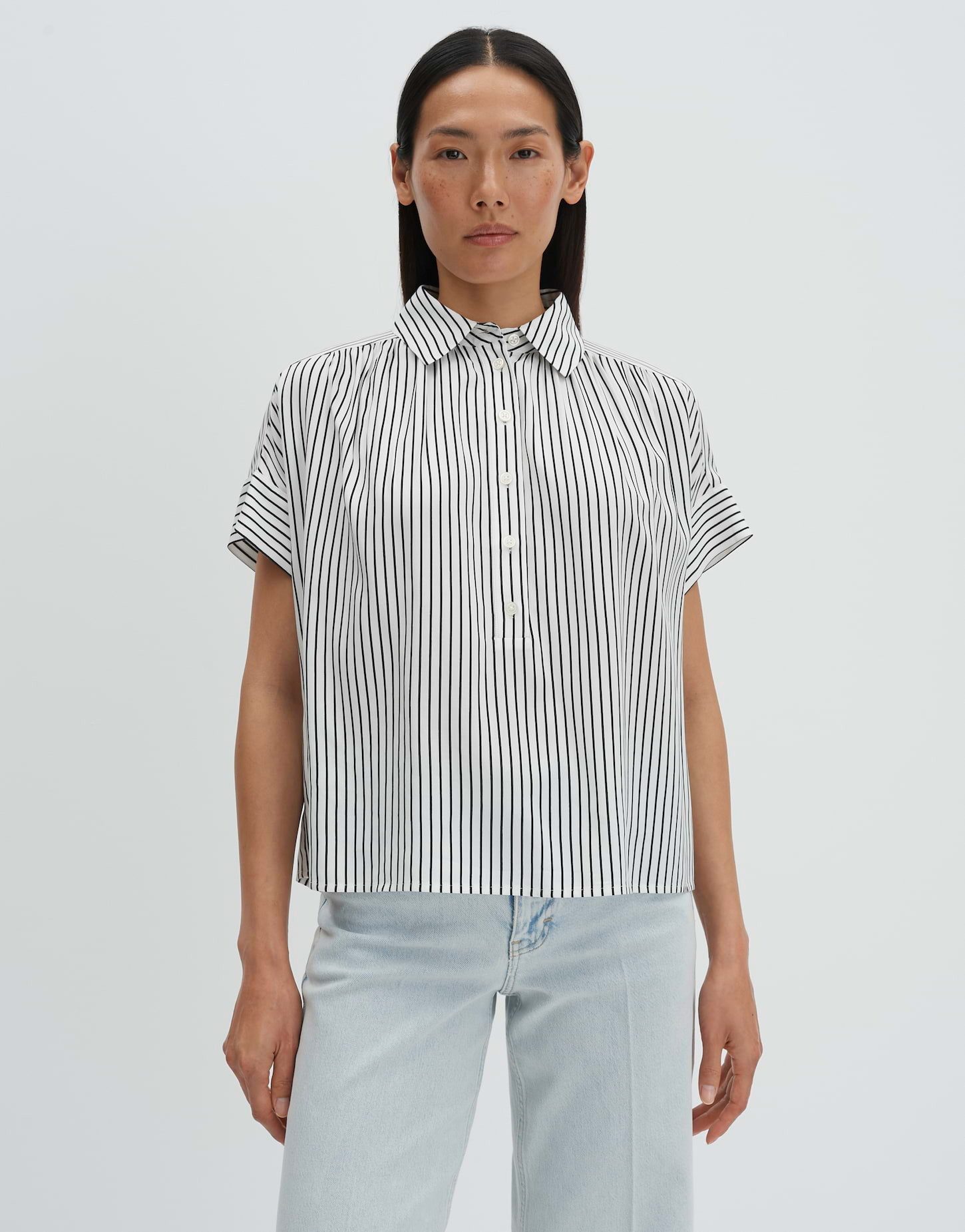 someday Kurzarmbluse Zafine aus ECOVERO™-Viskose Schulterkräuselung und kurze Leiste, feminin