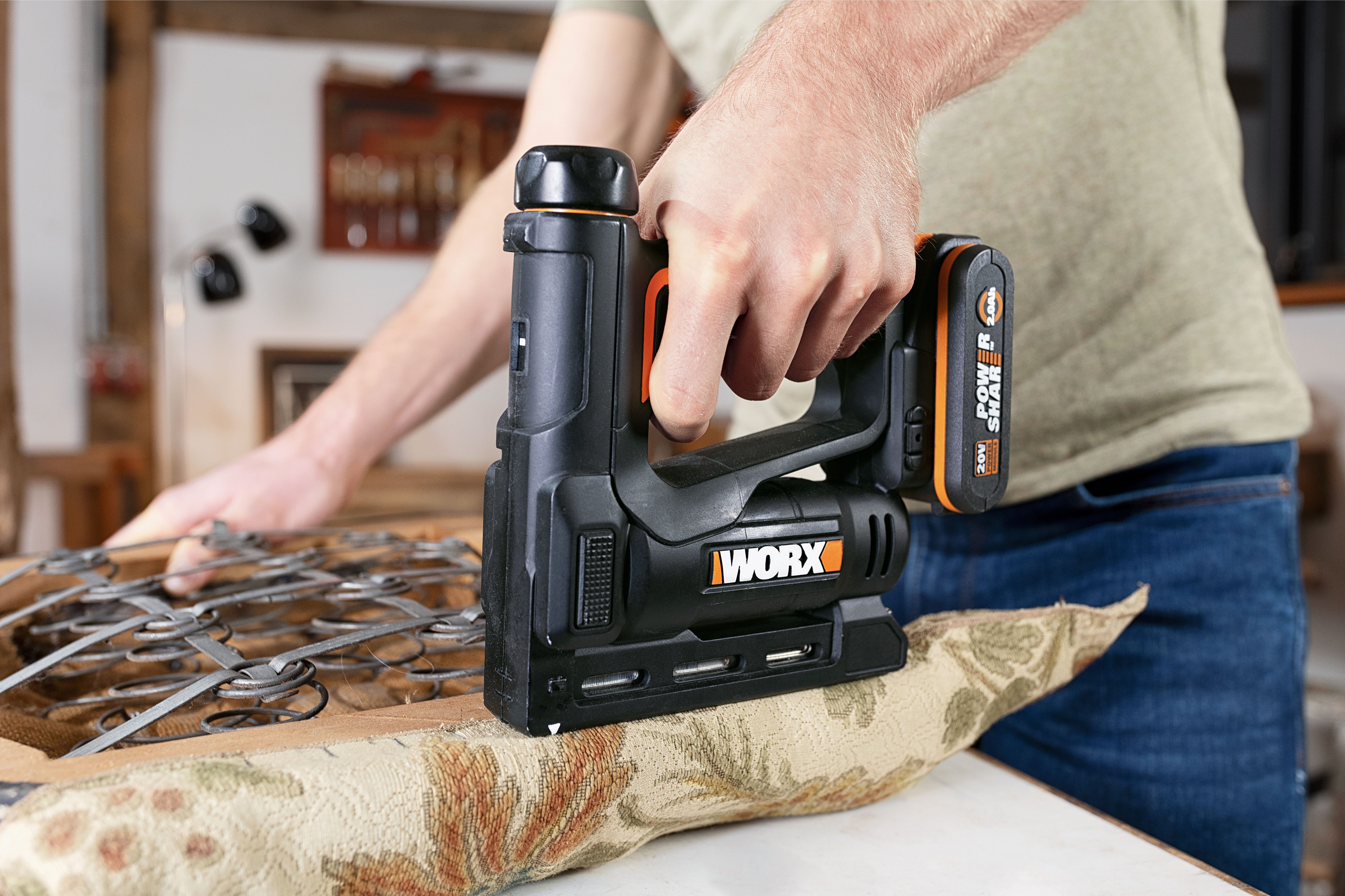 Worx Akku-Tacker WX843 NailForce, für Nägel bis 15mm & Tackerklammer bis 14mm, mit Akku und Ladegerät