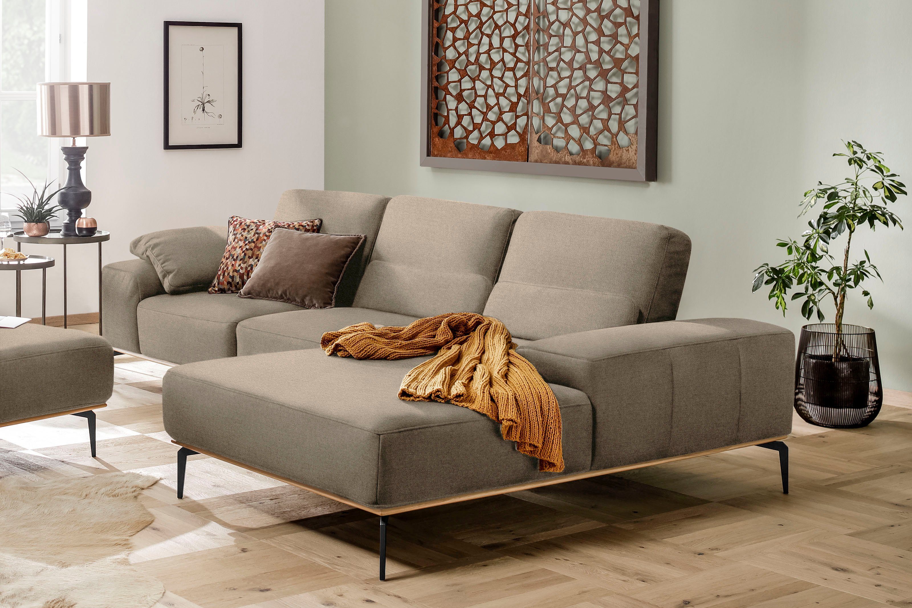 W.SCHILLIG Ecksofa run, Designsofa mit tollem Sitzkomfort, bequem, L-Form, mit Holzsockel, Füße in Schwarz pulverbeschichtet, Breite 299 cm