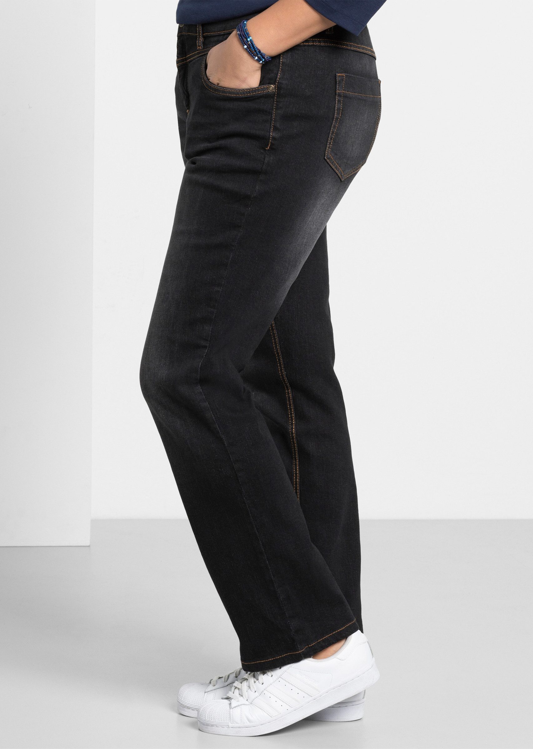Sheego Bequeme Jeans Stretch-Jeans »Die Gerade« mit Used-Effekten – Bild 5 von 5