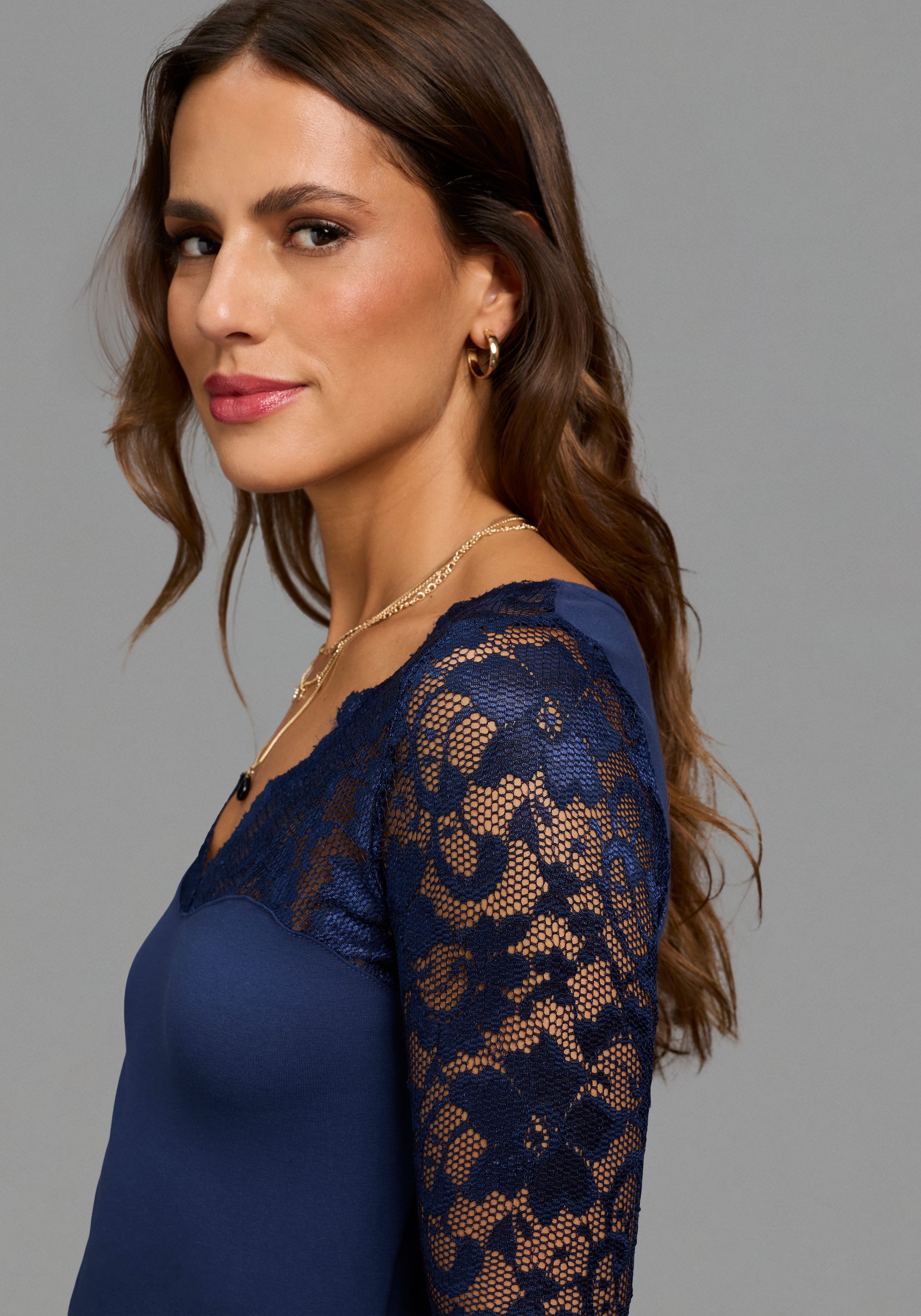 Laura Scott Spitzenshirt mit tiefem V-Ausschnitt, Langarm sehr figurbetonte Passform, ohne Bündchen am Ärmelabschluss – Bild 3 von 5