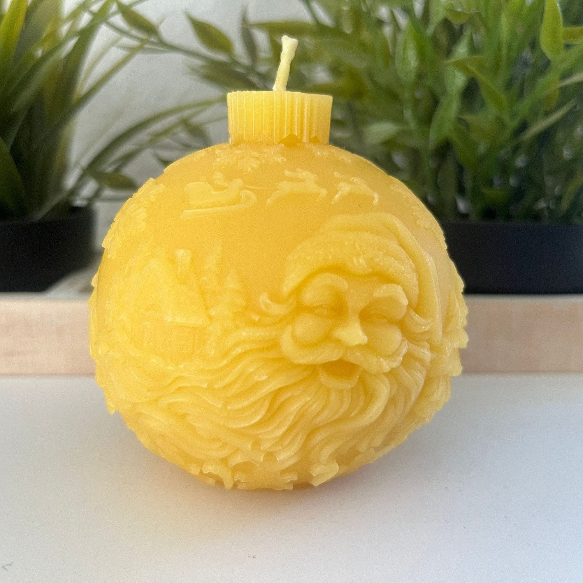 Aspinaworld Bienenwachskerze Weihnachtskugel Kerze Weihnachtsmann 8 cm natur – zwei Motivseiten (1-tlg)
