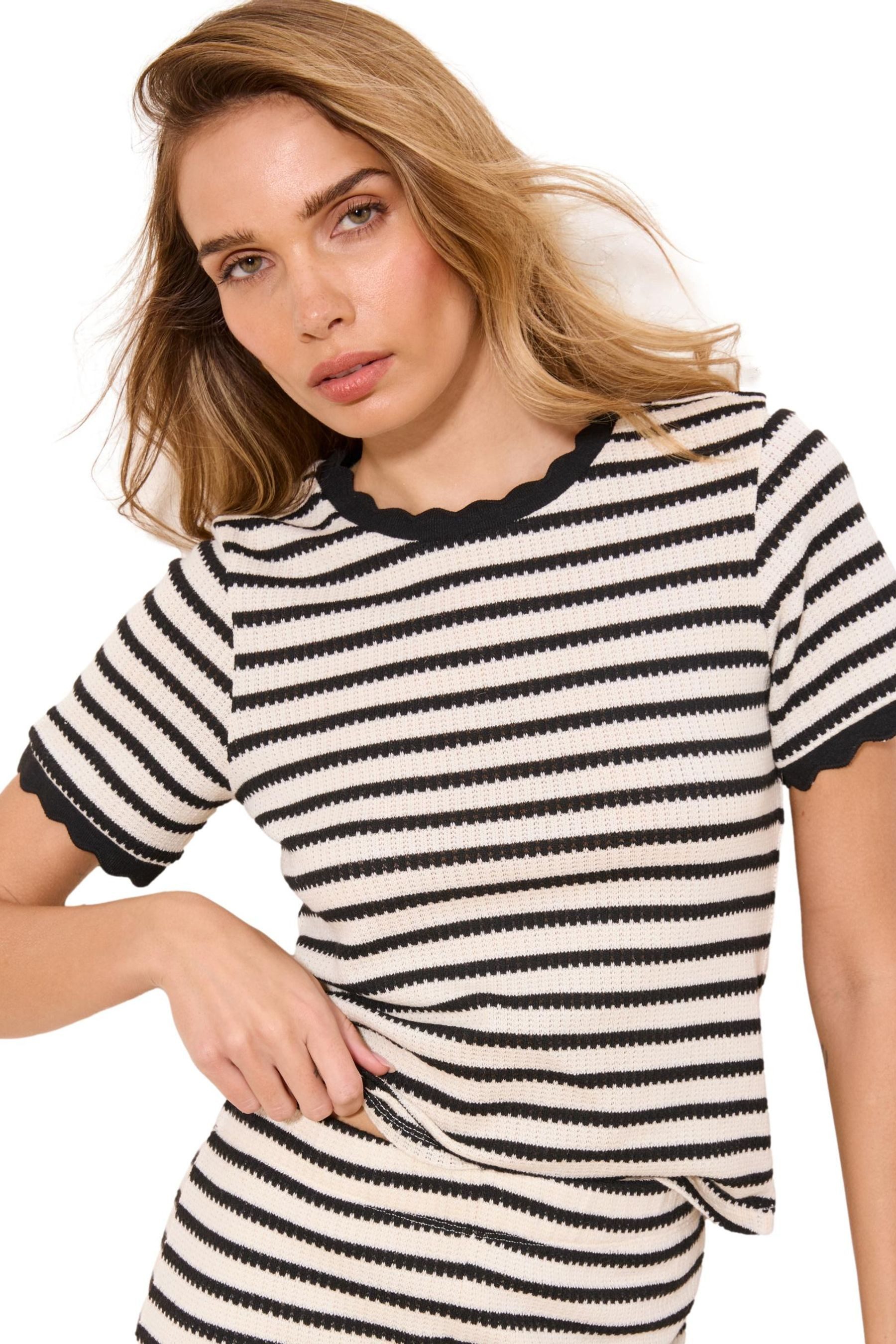 T-Shirt Lipsy Regular Fit T-Shirt mit Häkelei, Regular