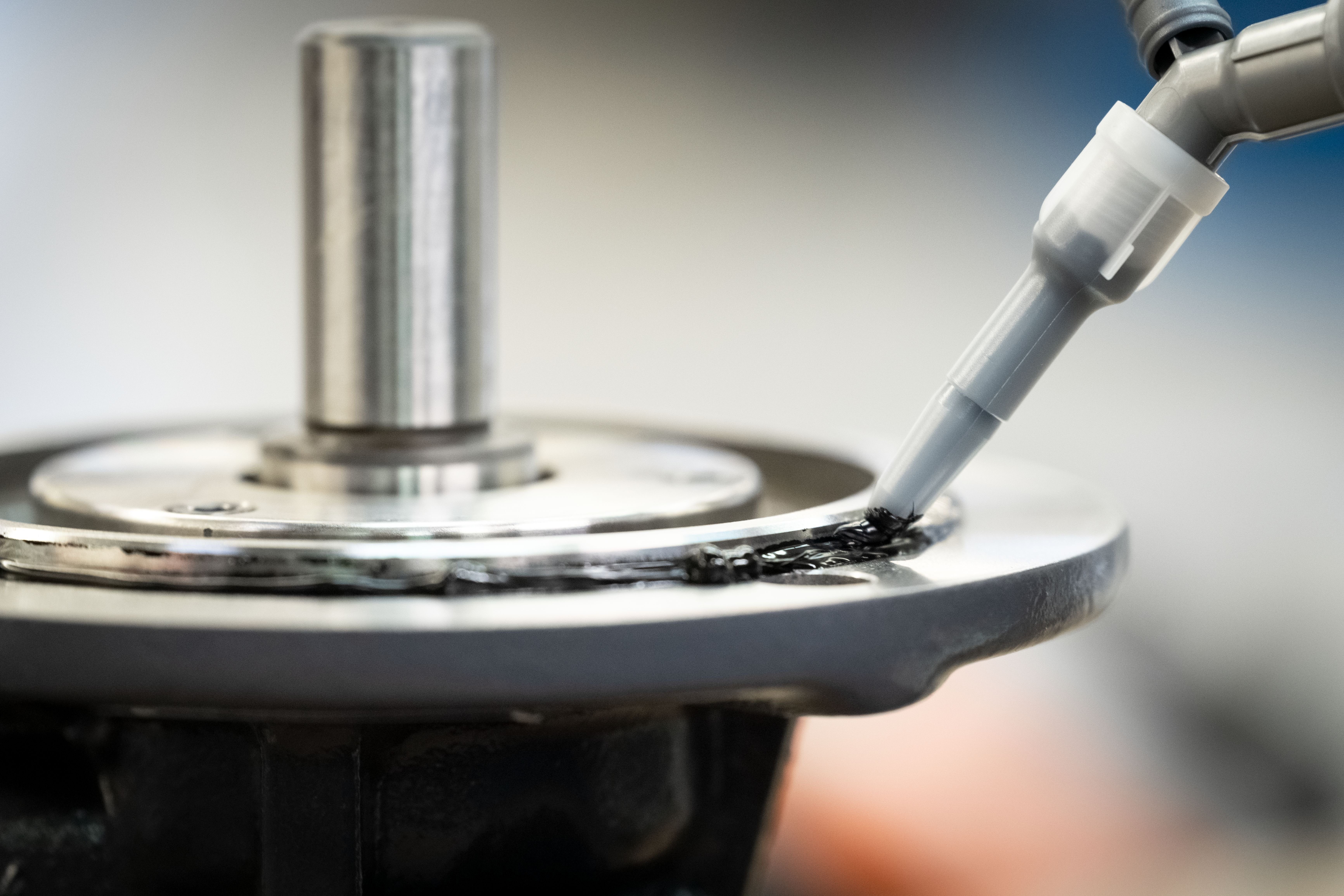 WEICON Silikon Black-Seal Spezialsilikon, Dichtstoff für ölbeständige Bereiche, Gebrauchsfähig, Extrem öl- und fettbeständig