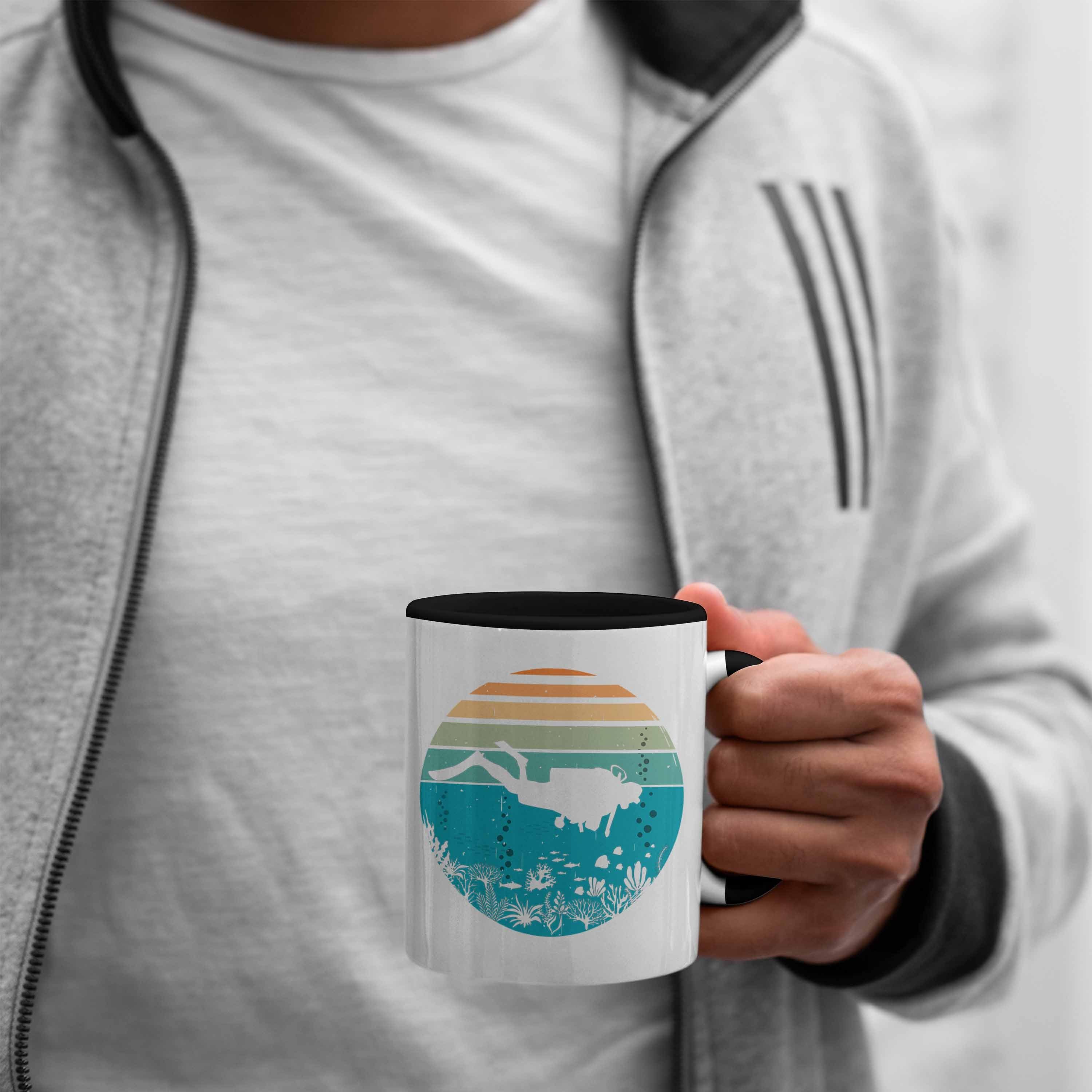 Trendation Taucher Schwarz Tasse - Grafik Lustig Geschenkidee Tiefsee Tasse Tauchlehrer für Tauchsport Tauchen Trendation Geschenk