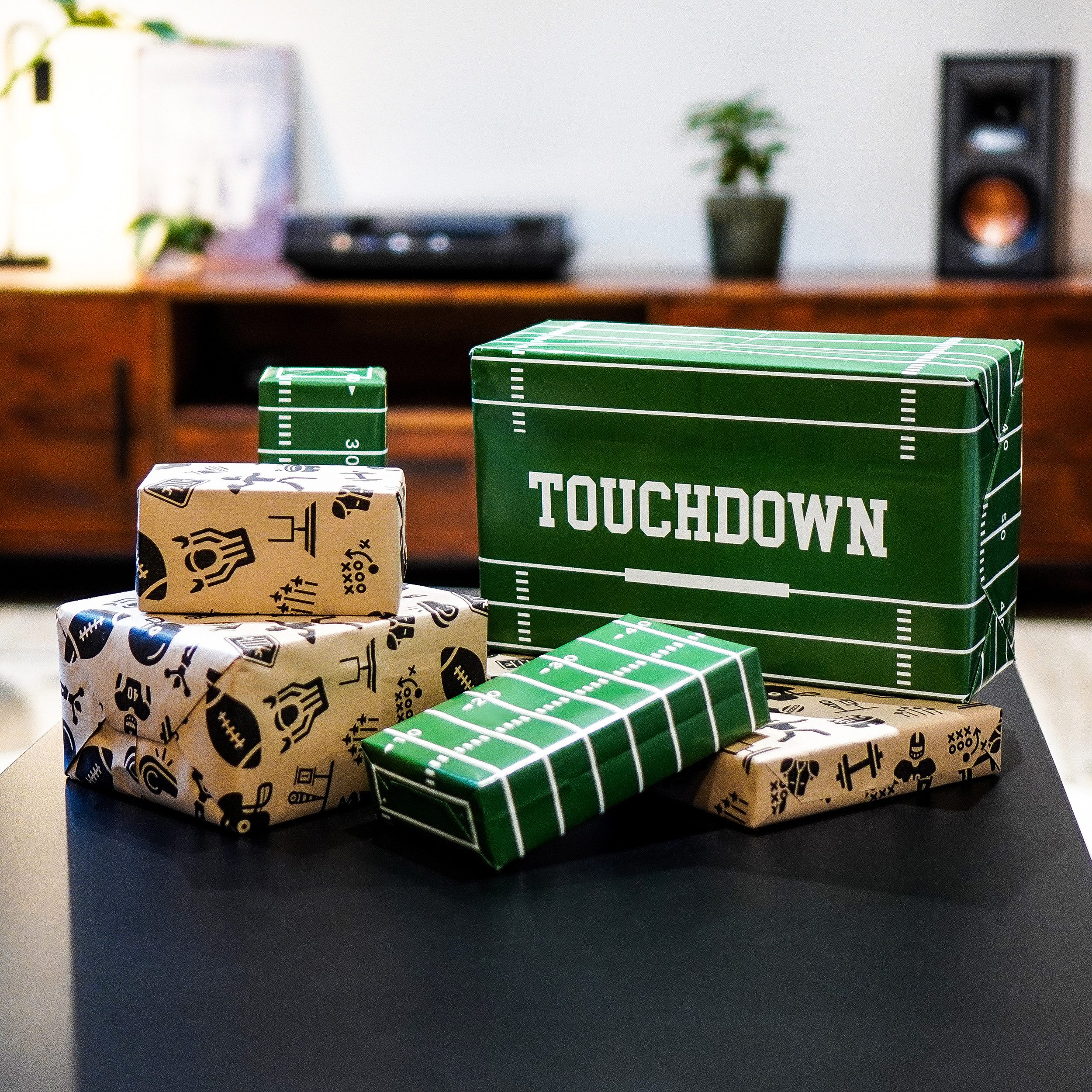 40YARDS Geschenkpapier American Football Geschenkpapier, 8 Bögen á 70 x 50 cm (4x Spielfeld Muster & 4x Football Icons Muster)