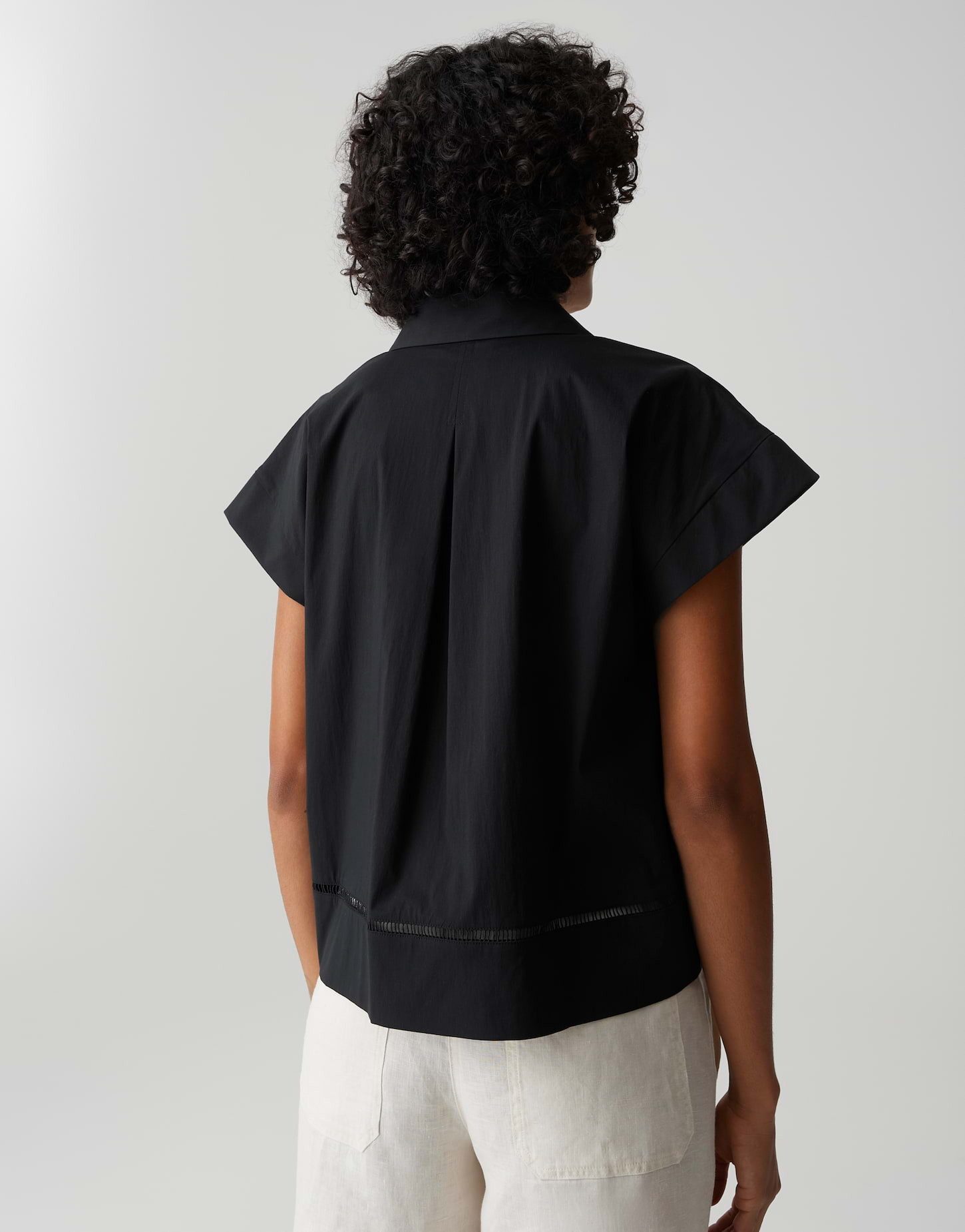 OPUS Kurzarmbluse Fallerie aus glatter Webware mit glattem Griff Der Spitzenbesatz am Saum verleiht eine feminine Note
