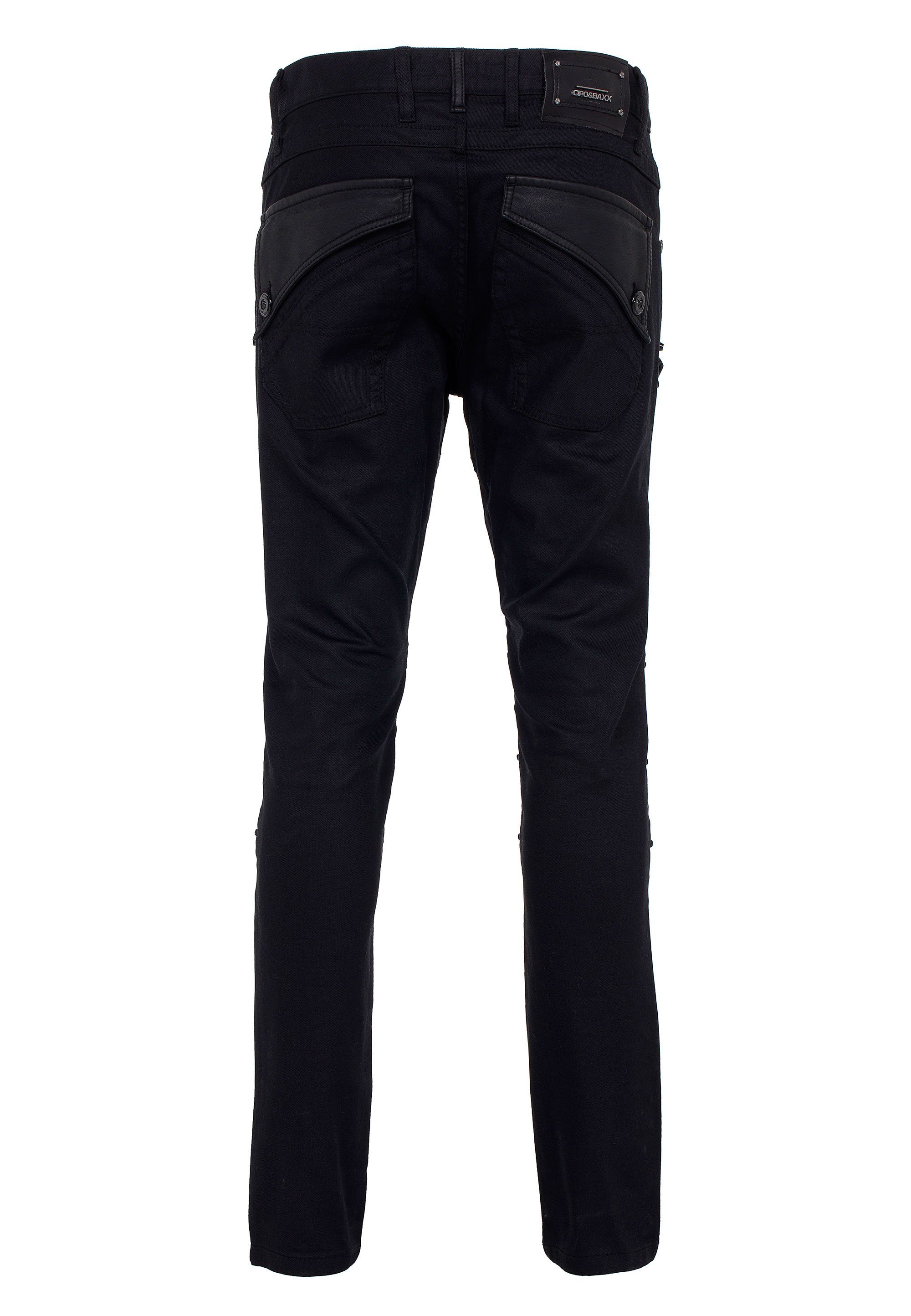 Straight-Jeans mit Cipo Baxx & coolen Reißverschlussapplikationen