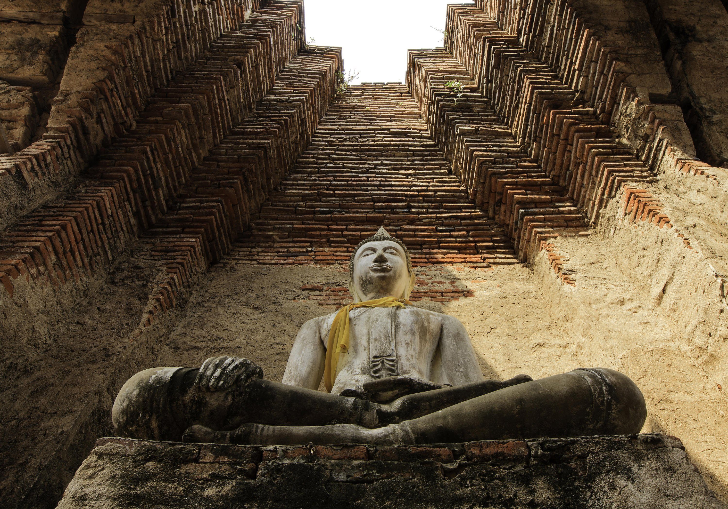wandmotiv24 Fototapete Eine große Buddha-Statue, glatt, Wandtapete, Motivtapete, matt, Vliestapete