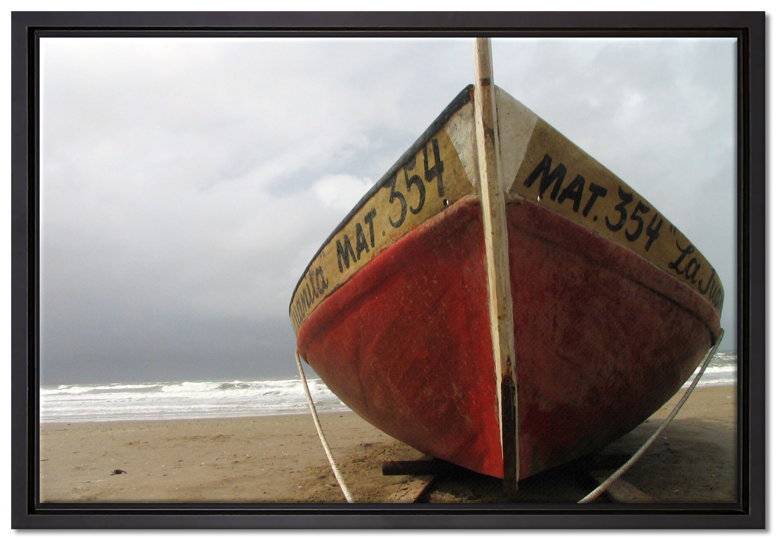 Pixxprint Leinwandbild kleines Segelboot am Strand, Wanddekoration (1 St), Leinwandbild fertig bespannt, in einem Schattenfugen-Bilderrahmen gefasst, inkl. Zackenaufhänger