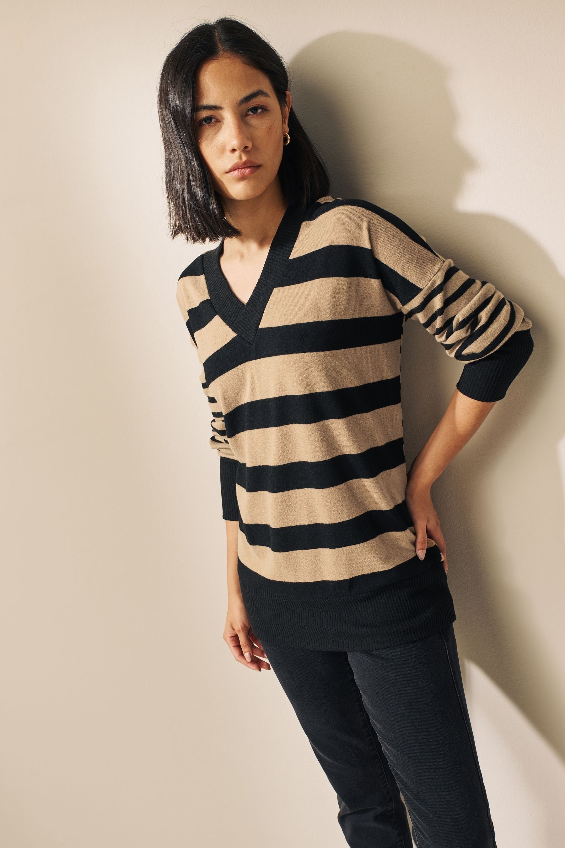 längerer mit V-Ausschnitt (1-tlg) V-Ausschnitt-Pullover Pullover Stripe Leichter, Next Neutral/Black