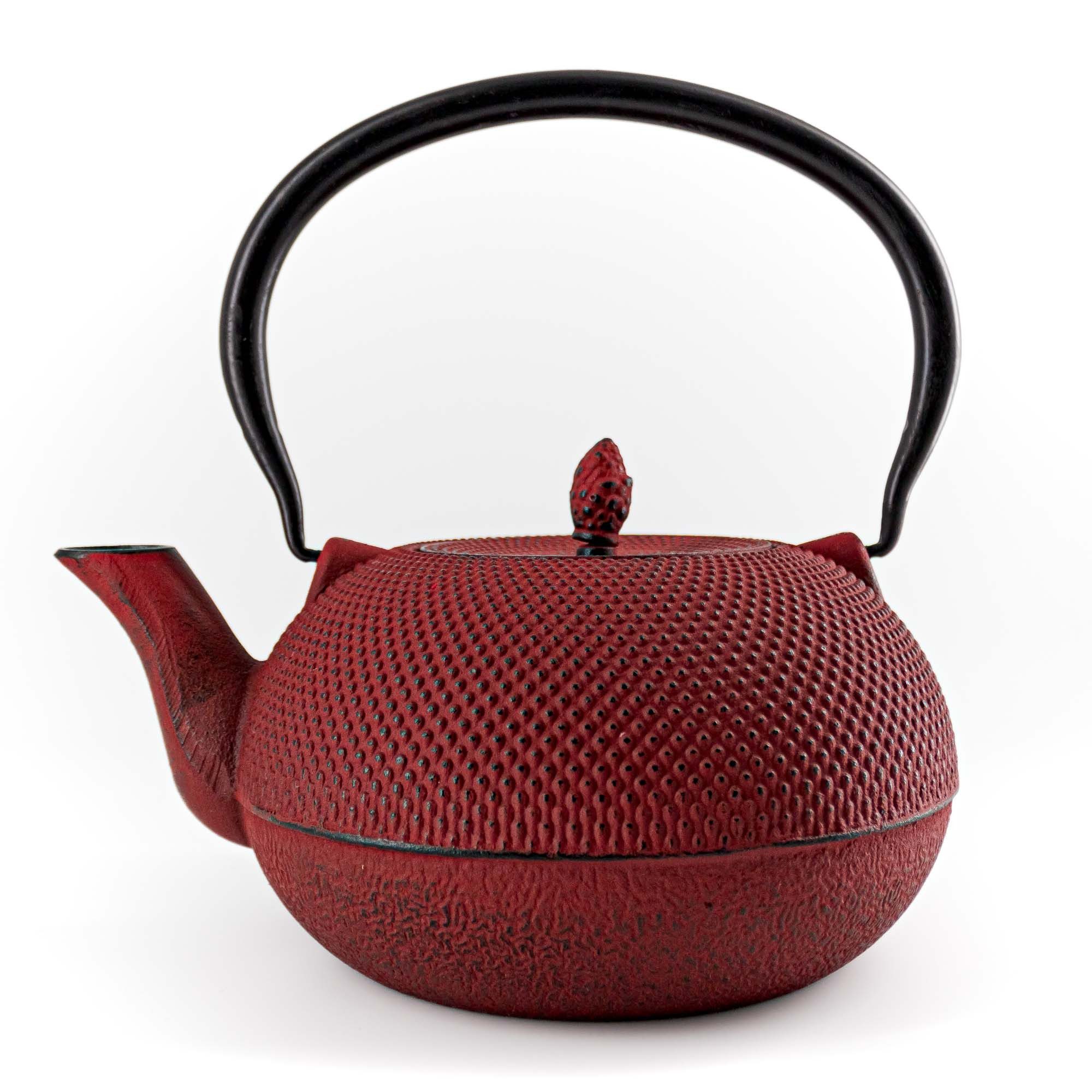 teayumi Teekanne ARARE Tetsubin Gusseisenkanne 1800 ml Rot, 1800 l, (3-teilig), mit herausnehmbaren Edelstahlsieb, mit Henkel