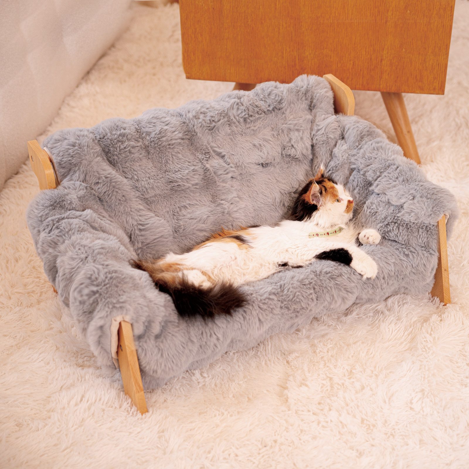 CheerPals Tierbett Erhöhtes Design aus stabilem Buchenholz für optimalen Liegekomfort, Polyesterfaser