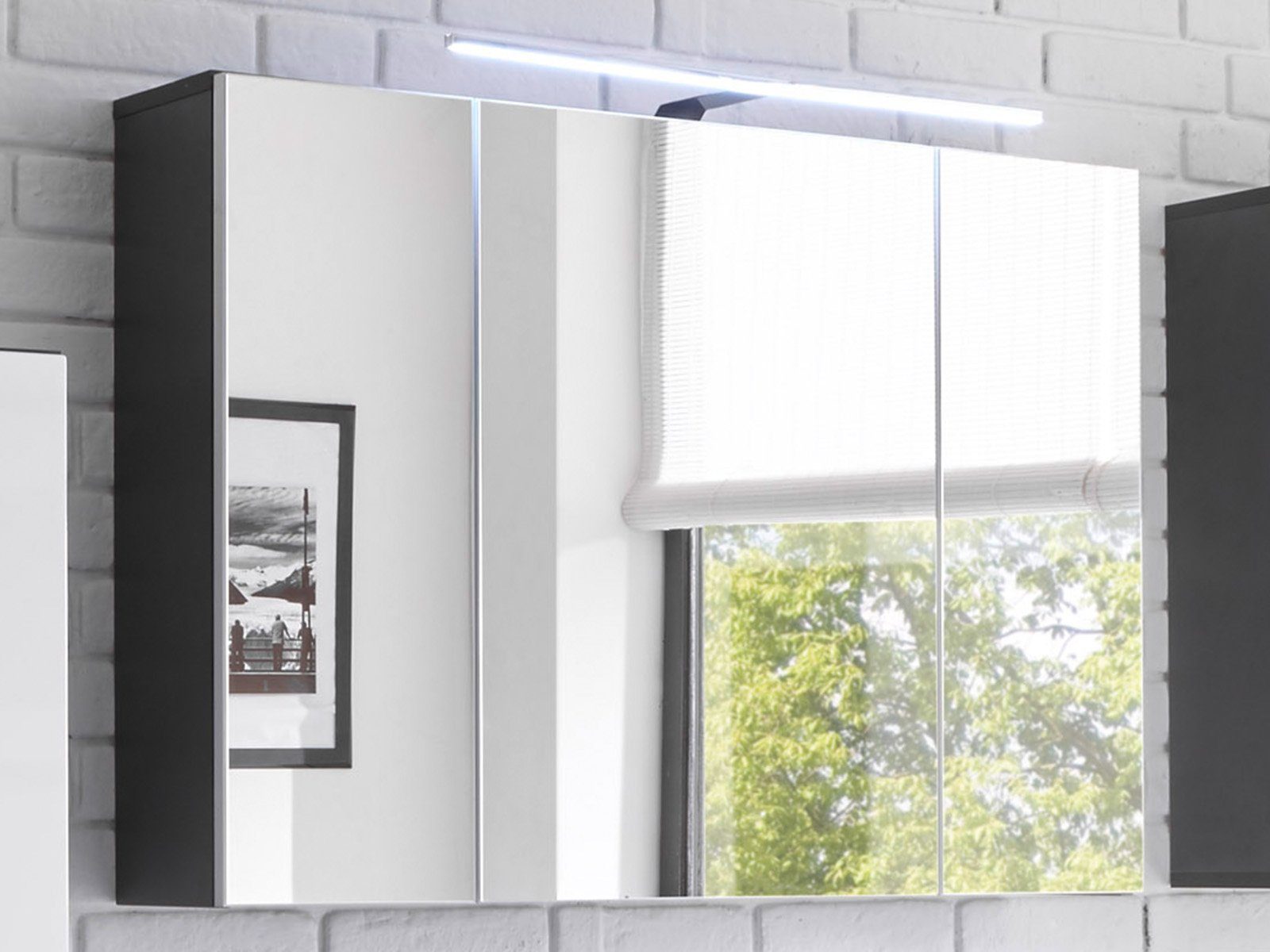 möbelando Spiegelschrank Brooklyn Moderner Spiegelschrank, Korpus aus Spanplatte in Grau, Front aus Spiegelglas, mit 3 Türen, 3 Einlegeböden inkl. LED-Aufsatzleuchte. Breite 99 cm, Höhe 70 cm, Tiefe 21 cm.