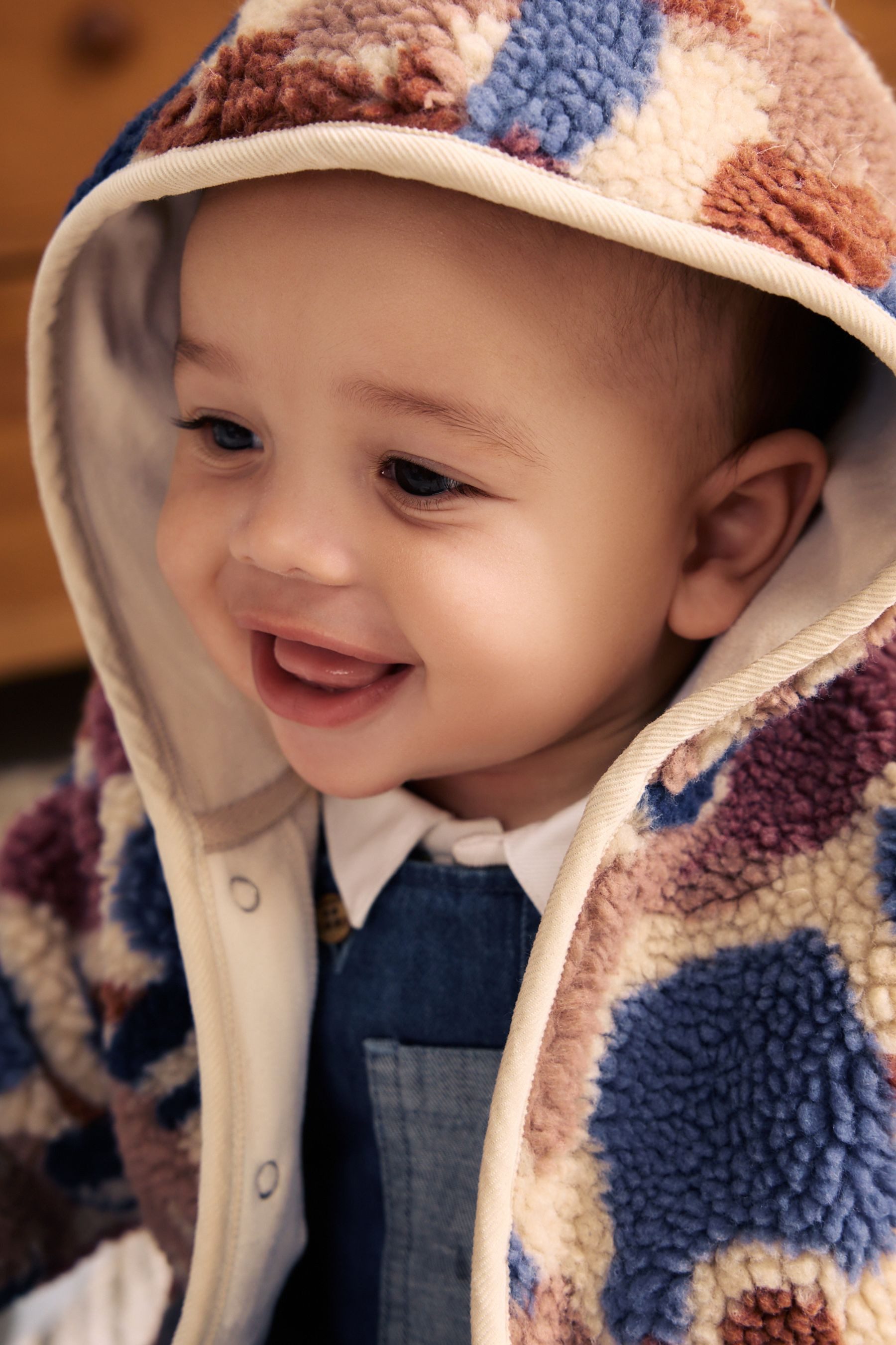 Next Strickjacke Baby Borg-Jacke mit Kapuze (1-tlg) – Bild 3 von 5