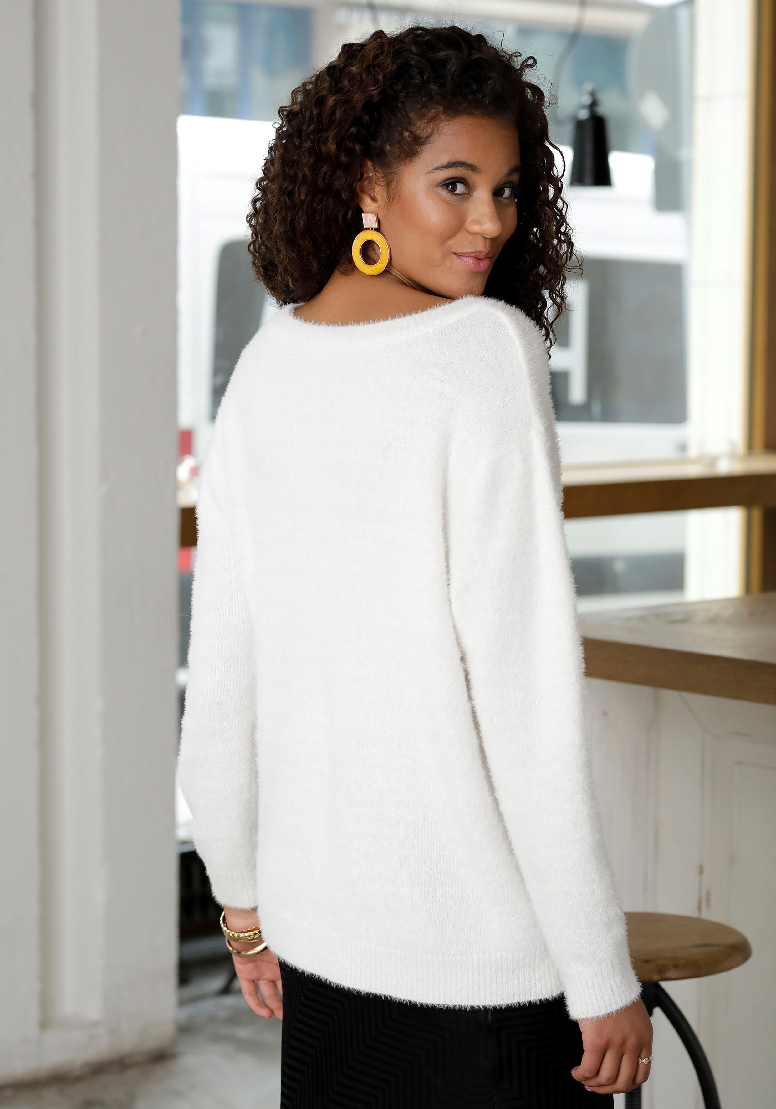 LASCANA Rundhalspullover aus weichem Garn mit Flausch-Effekt Kuschelpullover, lockerer Damenpullover, super weicher Strick, Basic – Bild 3 von 5