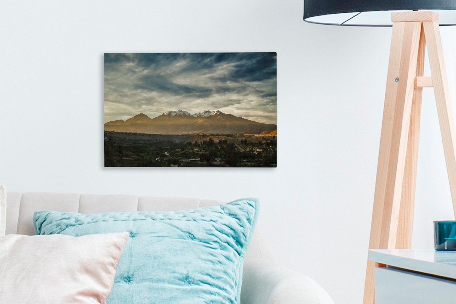 OneMillionCanvasses® Leinwandbild Eine Berglandschaft Stadtbild Wanddeko, Wandbild Arequipa im, dem cm St), (1 Aufhängefertig, 30x20 von mit Horizont Leinwandbilder, am