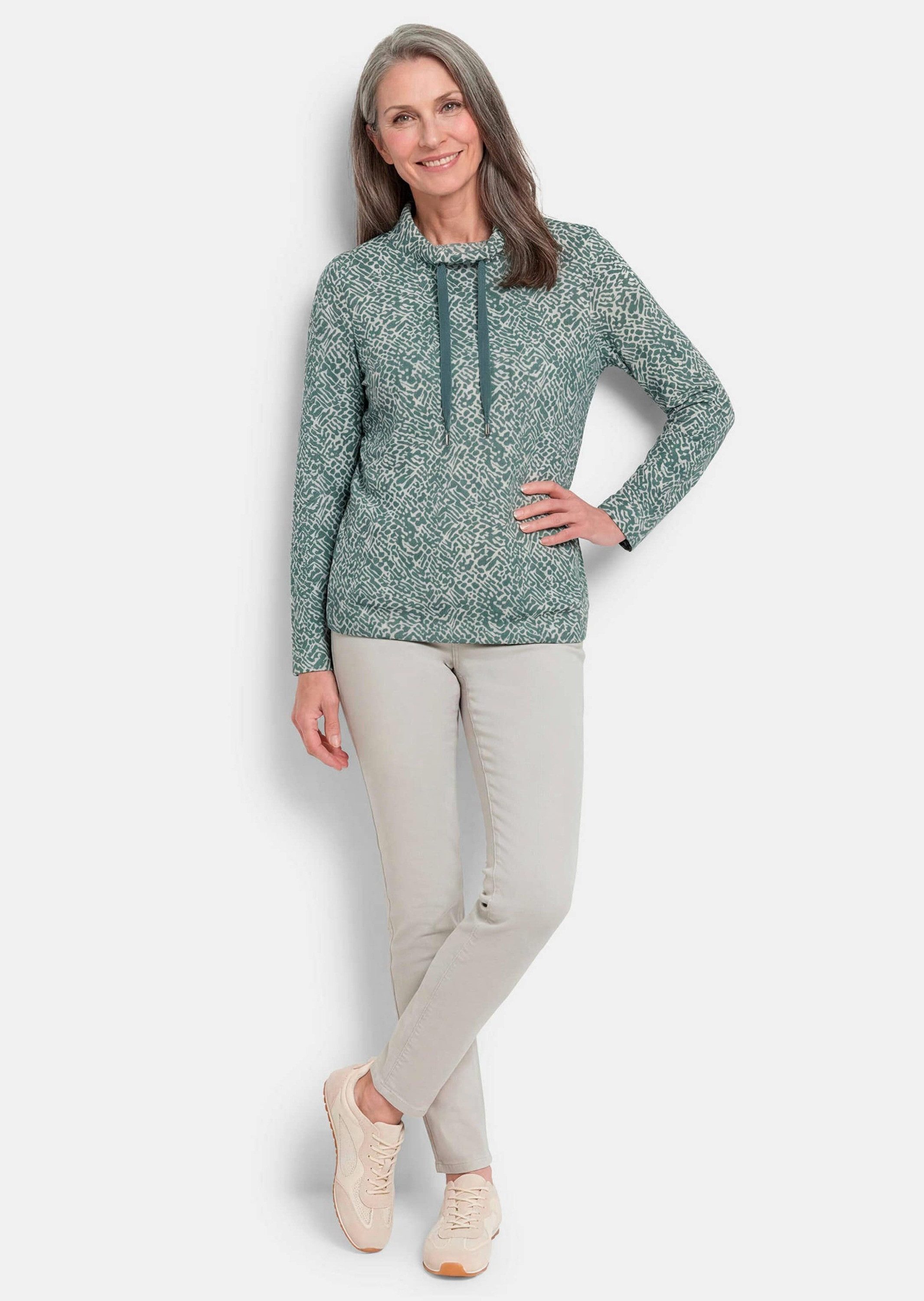 GOLDNER Sweatshirt Kurzgröße: Sweater mit grafischem Druck Flauschiges Sweatshirt mit Stehkragen, Kordelstoppern und Gummizug