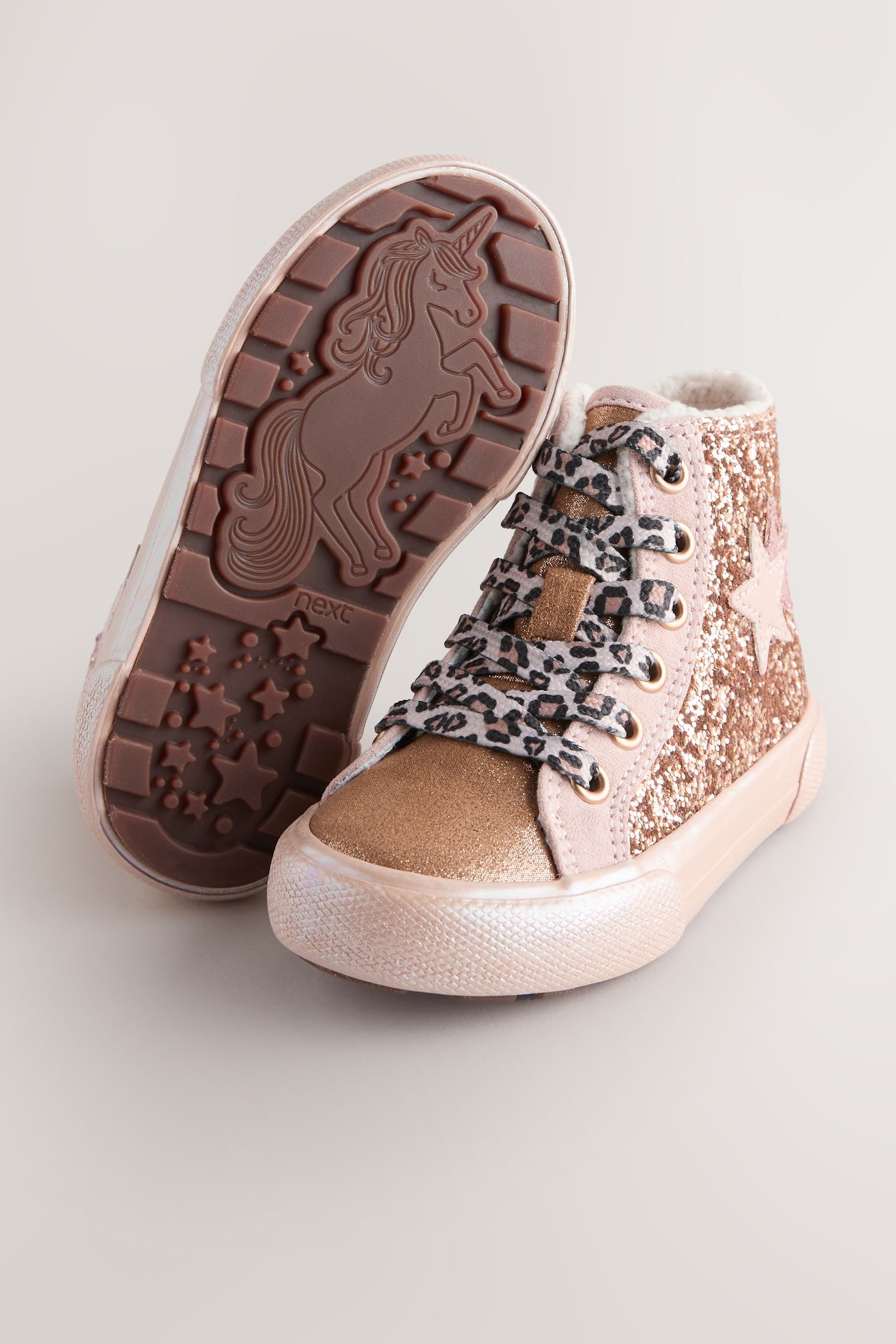Next Hi-Top-Sneaker mit Stern, weite Passform Sneaker (1-tlg)