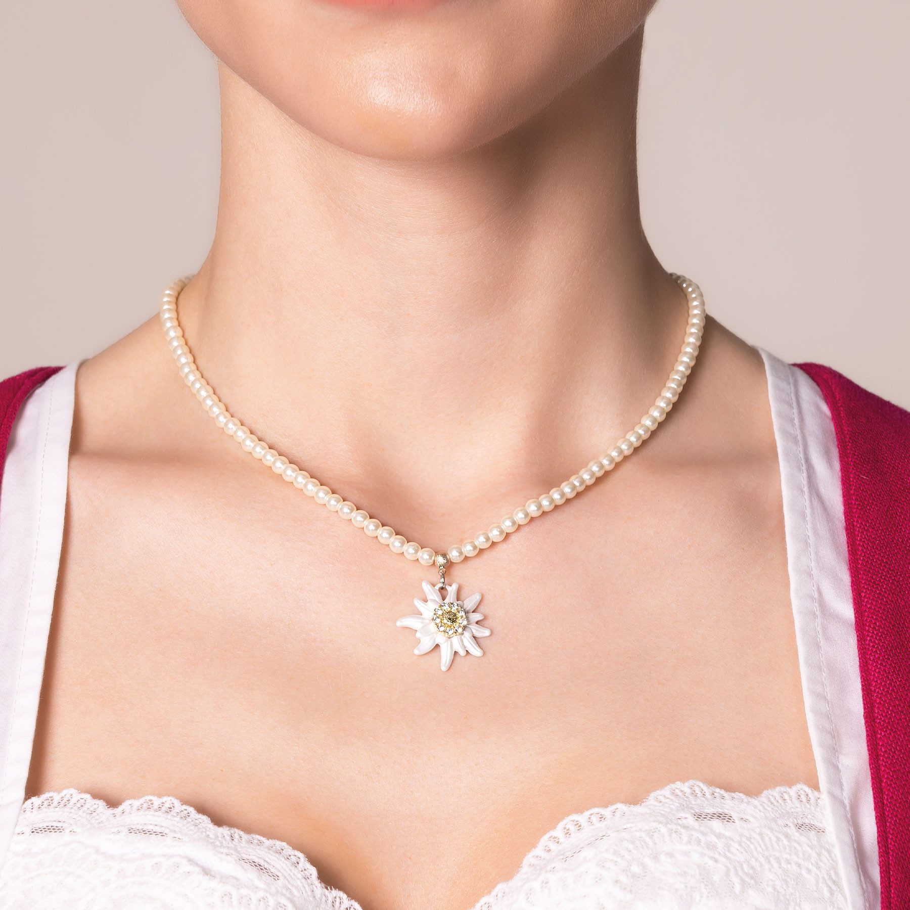 Alpenflüstern Collier Perlen-Trachtenkette Greta mit Strass-Edelweiß klein (creme-weiß), - Damen-Trachtenschmuck Dirndlkette – Bild 2 von 4