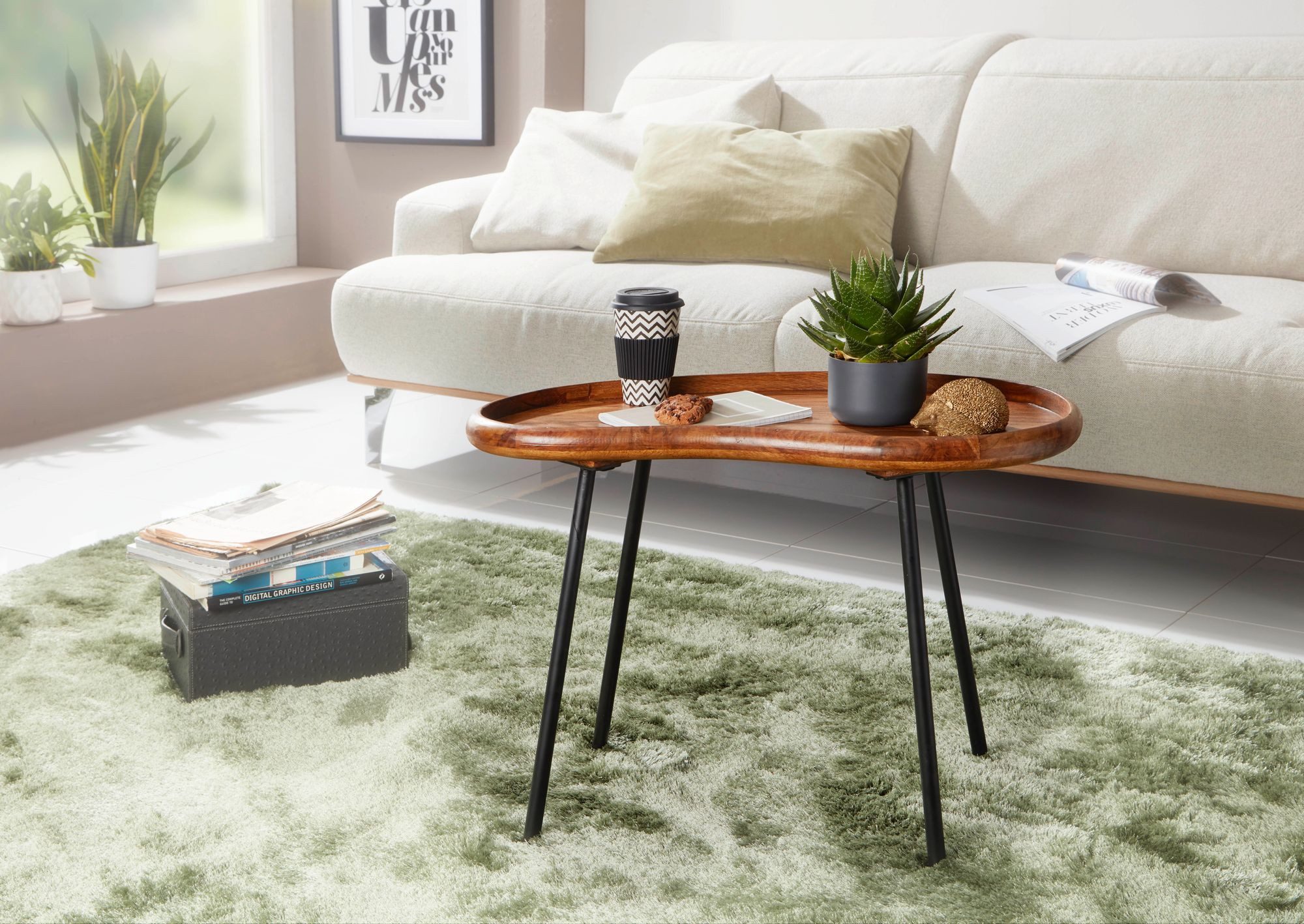 furnicato Couchtisch Nierenform 71x51x40 Massivholz, Walnuss Finish (1-St), Höhenverstellbare Sofatische mit gummierten Noppen für deinen Boden