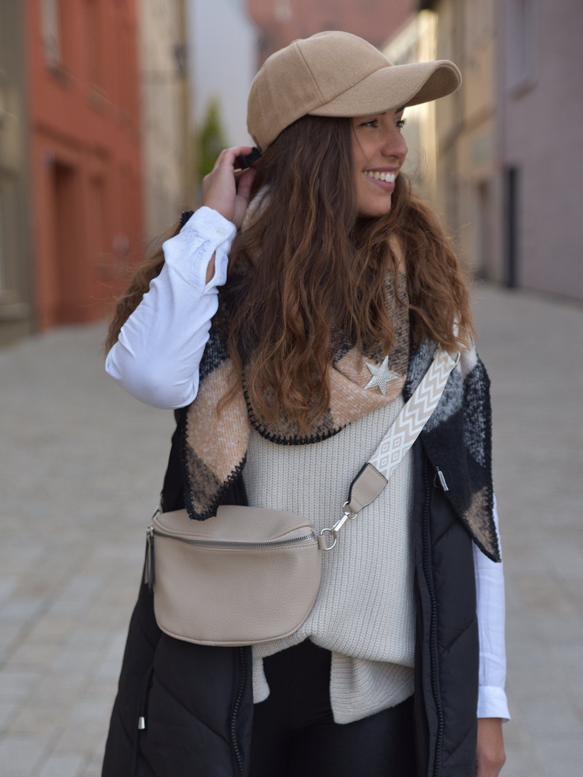 styleBREAKER Umhängetasche Halbmond Crossbody Bag Zick-Zack Raute (1-tlg)