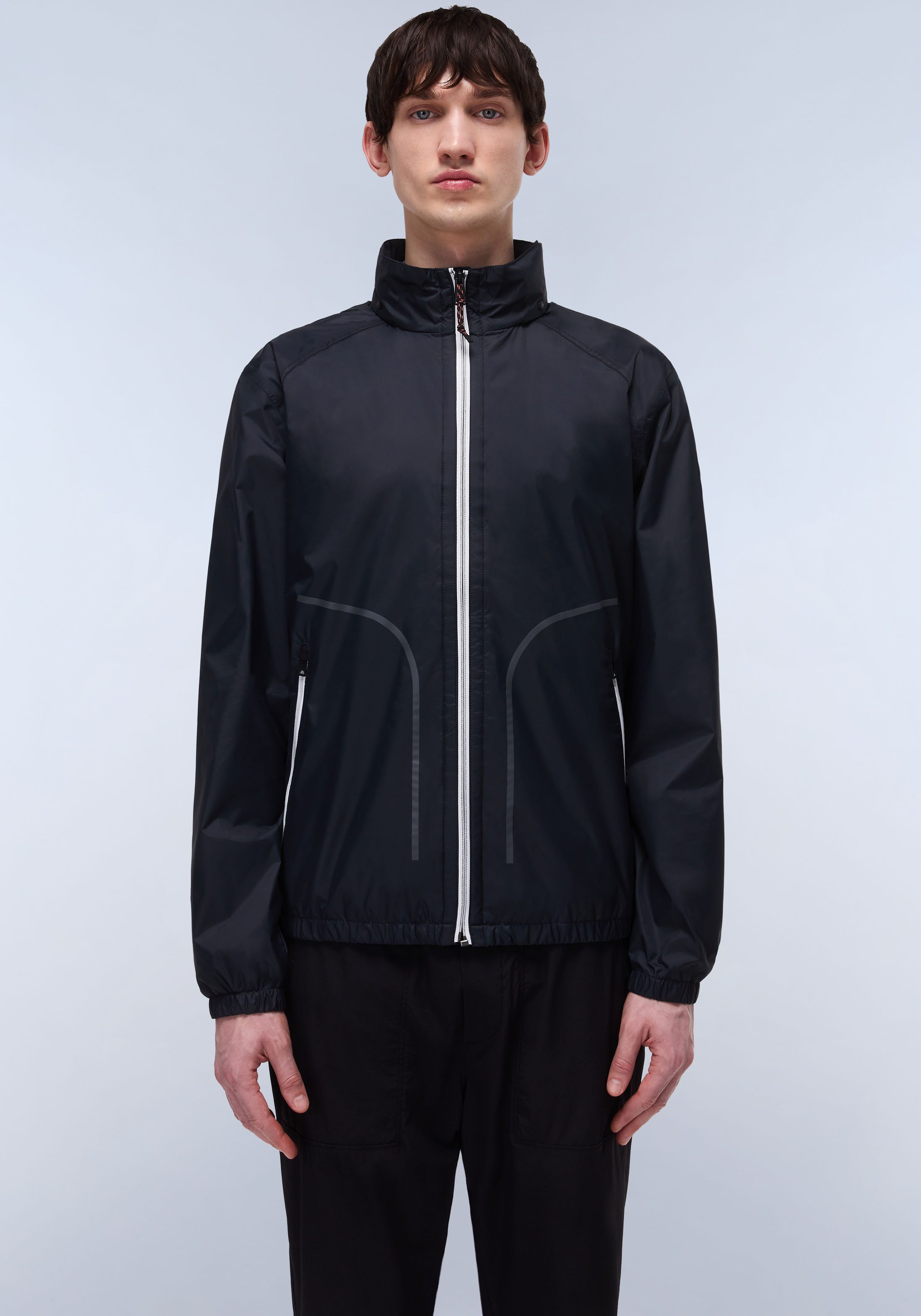Napapijri Windbreaker A-CLOUDY 041 BLACK Mit Markenlabel von Napapijri im Rücken und auf dem Ärmel