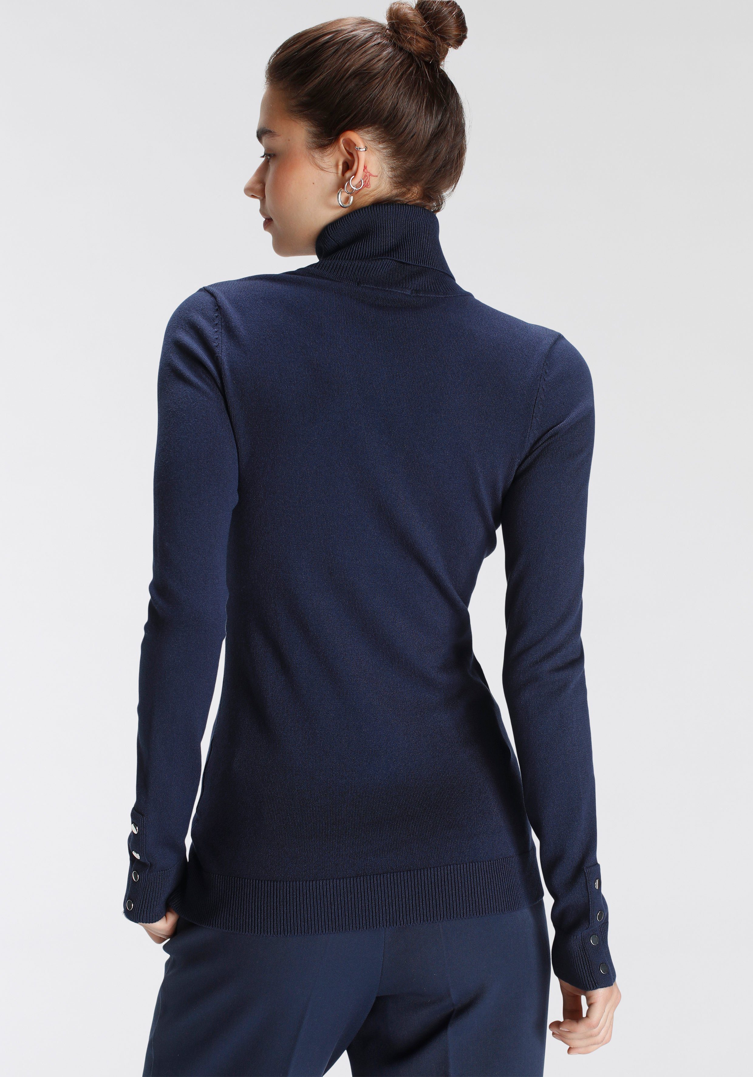 Tamaris Rollkragenpullover aus angenehmer Viskosemischung in enger Form mit Knopfdetails