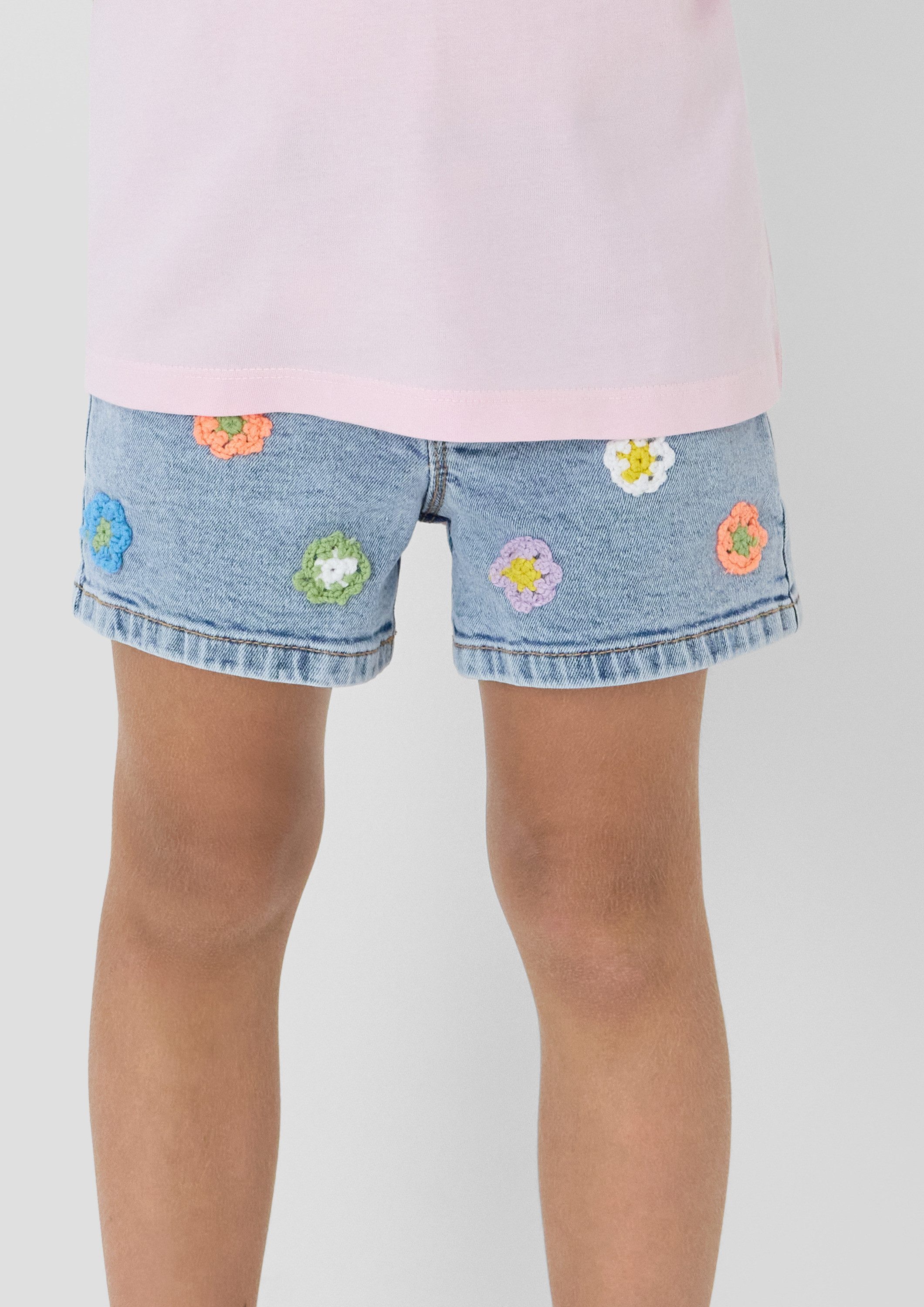 s.Oliver Jeansshorts Jeans-Hose Jeans-Shorts mit Blumenapplikation