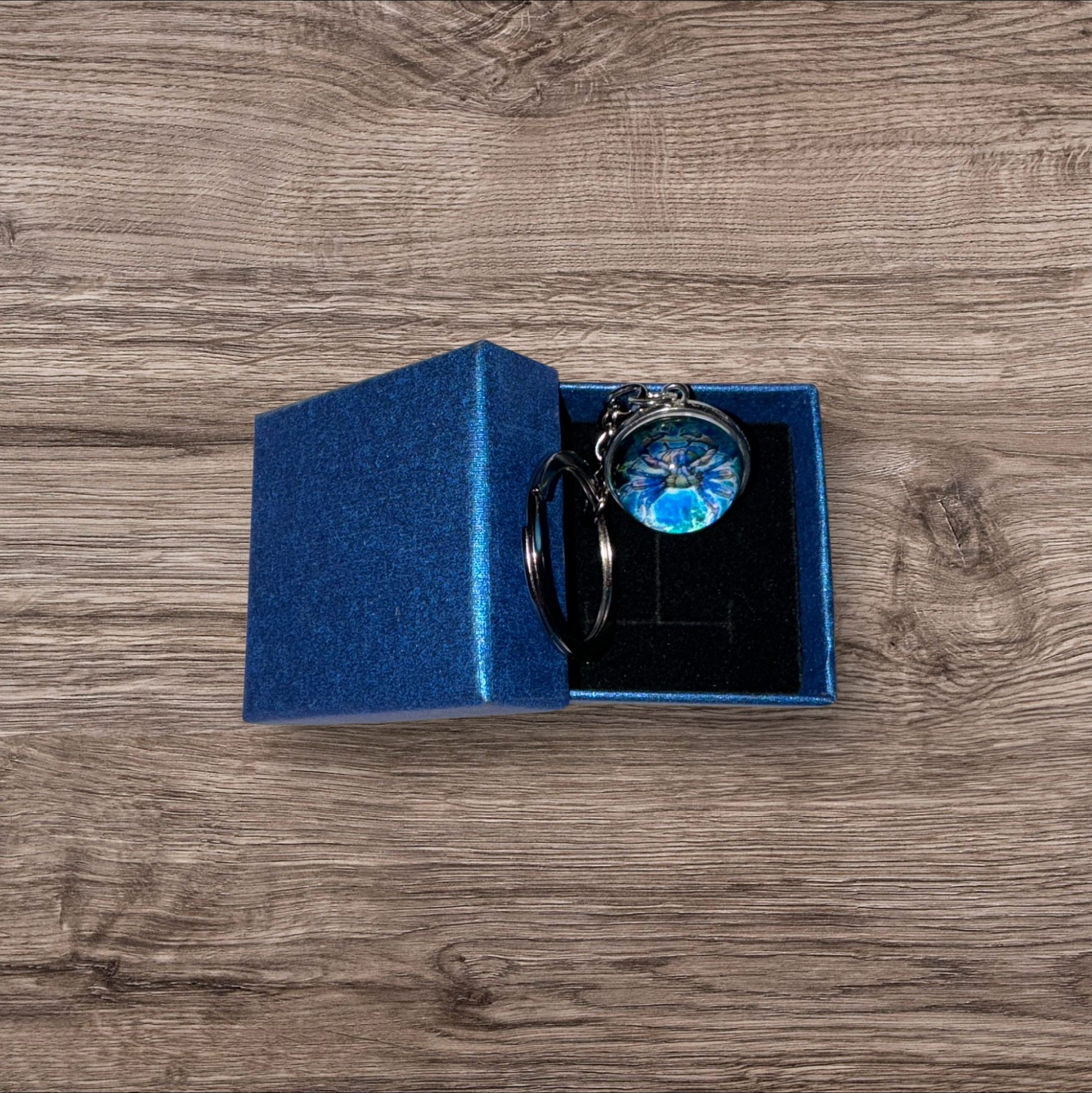 Stelby Schlüsselanhänger mit Gravur Krebs Sternzeichen Schlüsselanhänger 3D mit Geschenkbox (Weihnachtsgeschenk, Geburtstagsgeschenk, Valentinstaggeschenk, Gravur mit Glow-Effekt), langlebig, pflegeleicht, unisex