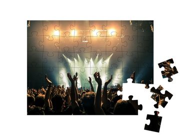 puzzleYOU Puzzle Konzertbesucher bei einem Konzert, Silhouetten, 48 Puzzleteile, puzzleYOU-Kollektionen Musik, Menschen