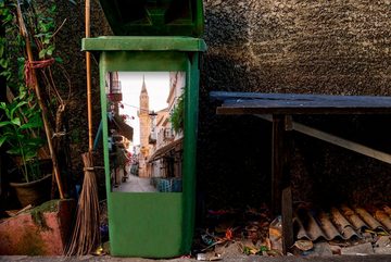 MuchoWow Wandsticker Kleiner Turm an einer Gasse in Chania (1 St), Mülleimer-aufkleber, Mülltonne, Sticker, Container, Abfalbehälter