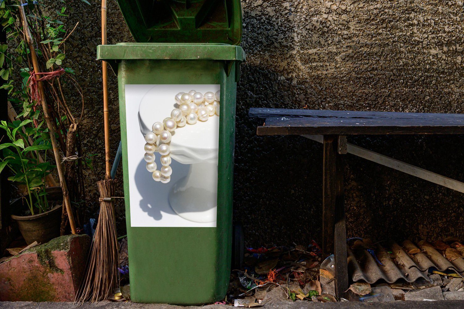 weißem MuchoWow auf Wandsticker Mülleimer-aufkleber, Perlenkette Sockel Sticker, Mülltonne, St), Container, Abfalbehälter (1