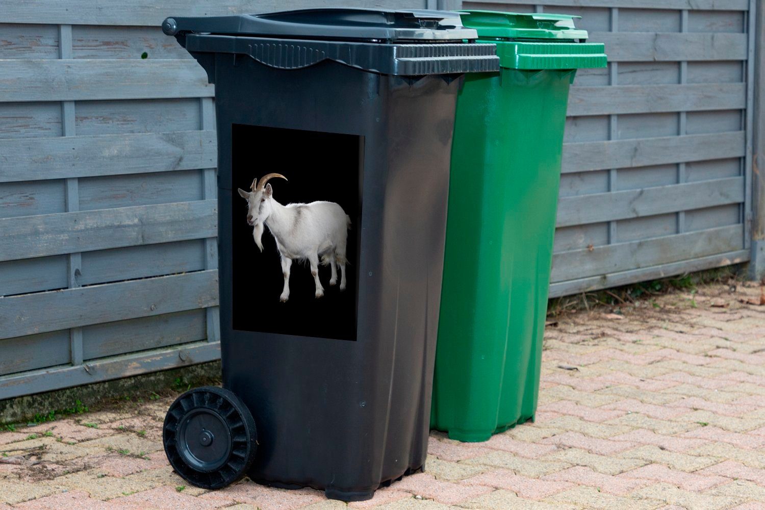 MuchoWow Wandsticker Weiße Ziege St), Abfalbehälter Mülltonne, Mülleimer-aufkleber, schwarzem Sticker, auf Hintergrund Container, (1
