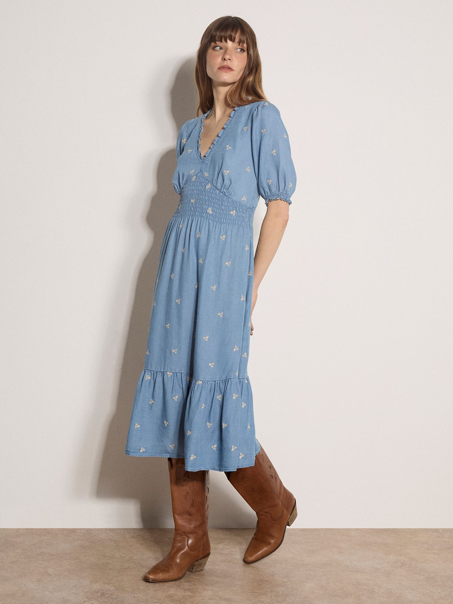 Apricot Midikleid Denim Blumen-Stickerei Kleid mit Puffärmeln – Bild 2 von 4