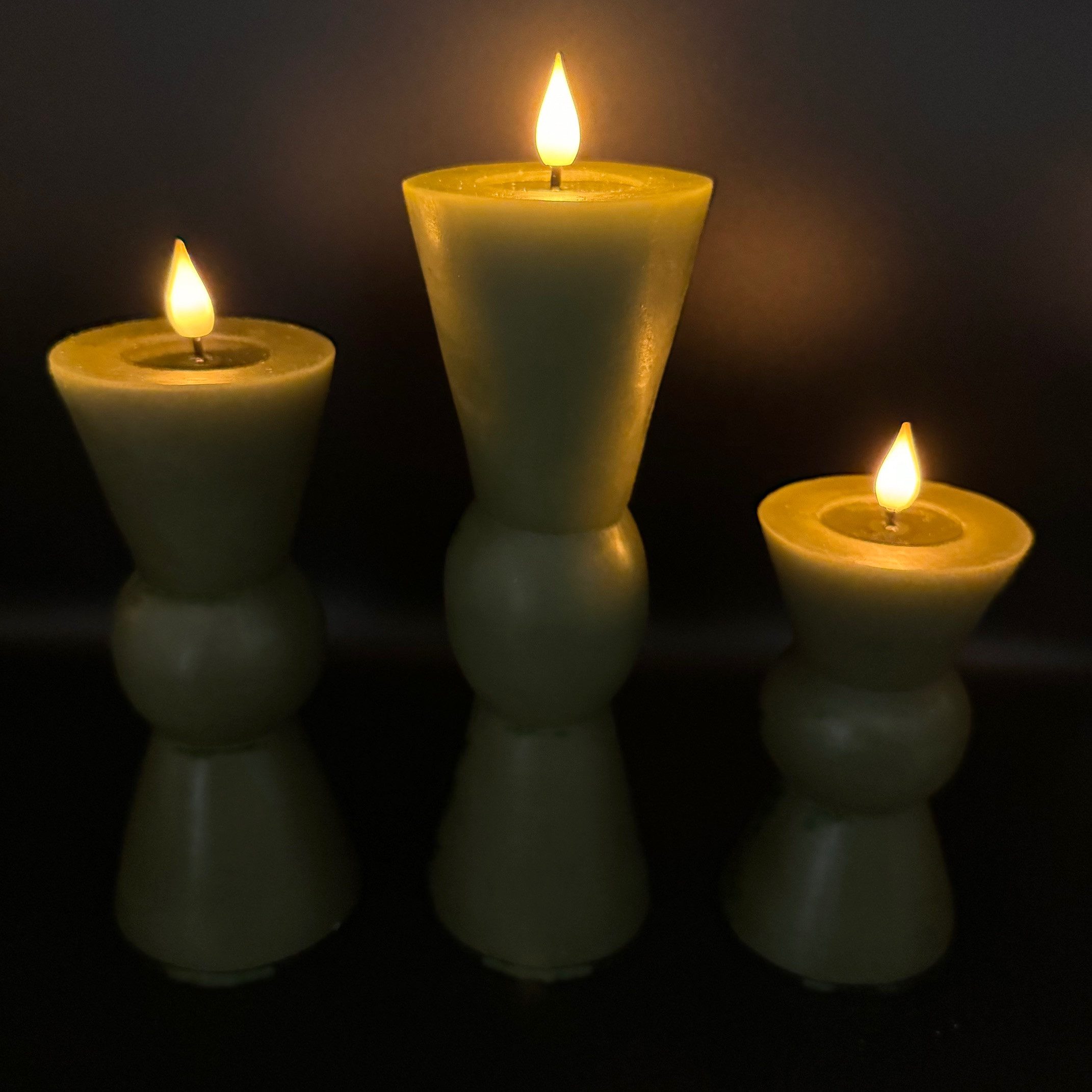 Online-Fuchs LED-Kerze 3er Set große Formkerzen aus Echtwachs mit 6-Stunden Timer (Creme, Grün und Altrosa -, Spiegelnde Flamme mit Docht), 18 bis 27 cm groß