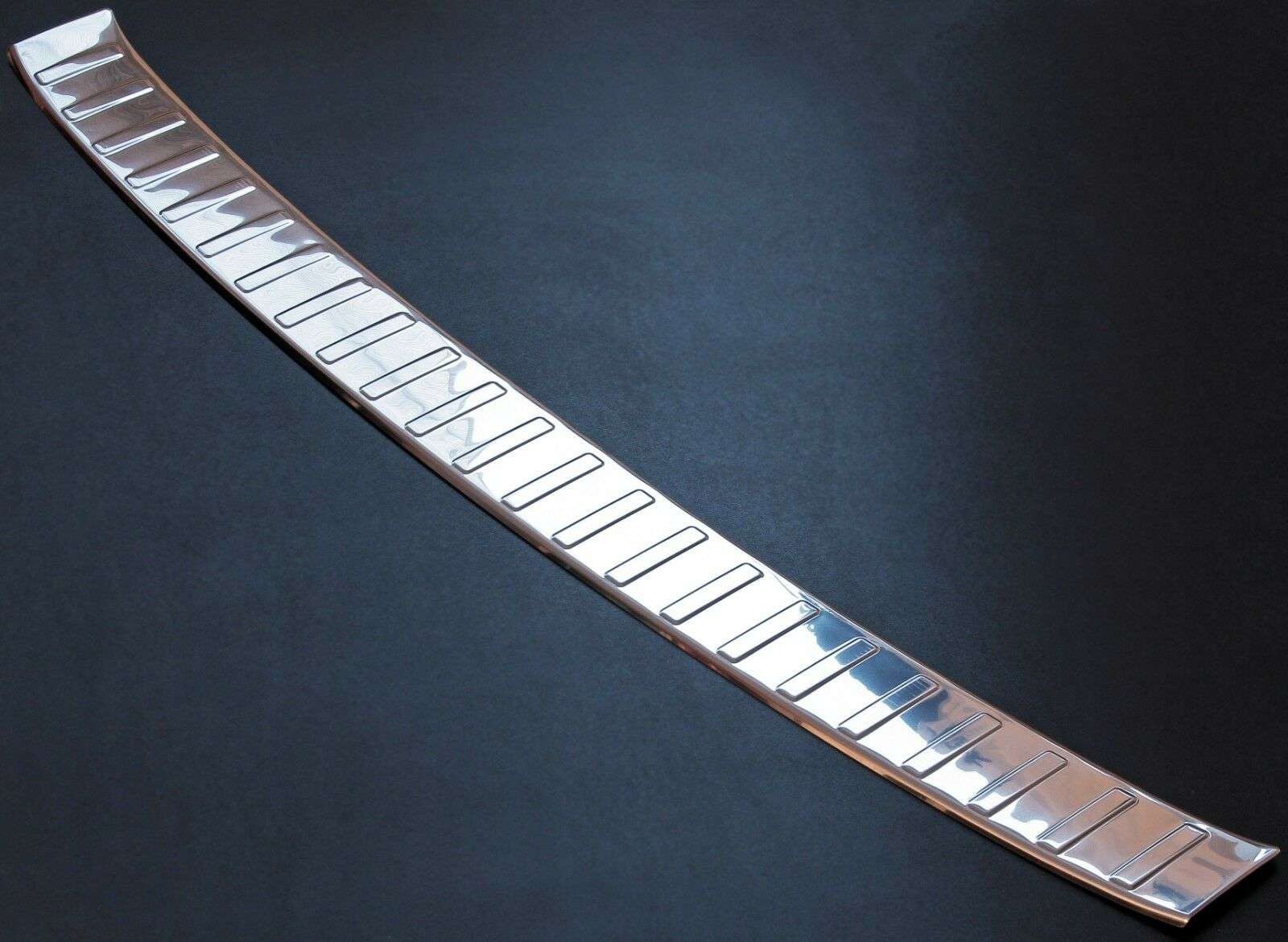 RECAMBO Ladekantenschutz für VW TIGUAN II und ALLSPACE, ab 2016 Stoßstangenschutz, V2A rostfrei, Exklusive Optik, praktischer Schutz & perfekte Passform