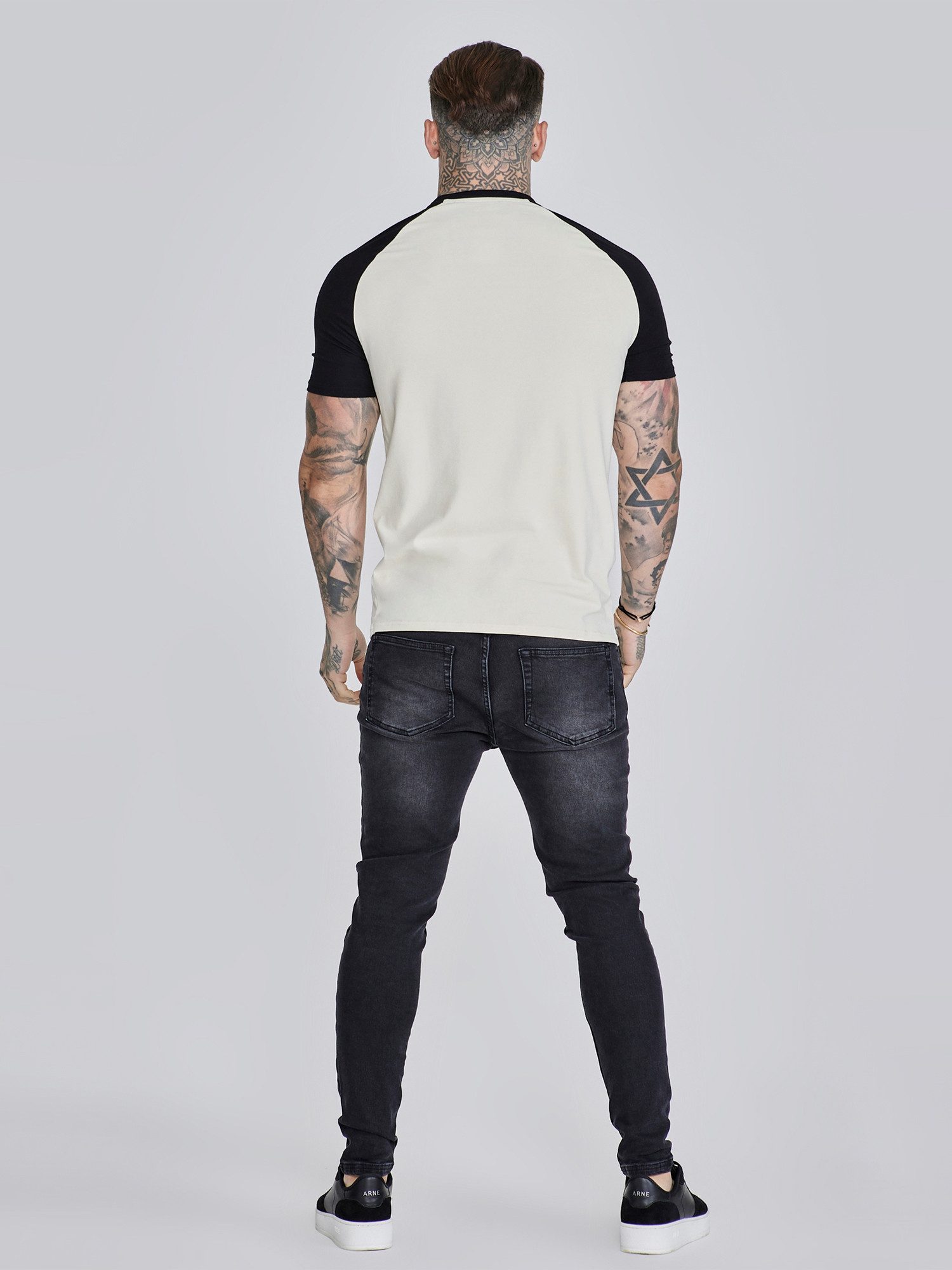 Siksilk T-Shirt SikSilk Herren Ecru Schwarzes Raglan T-Shirt – Bild 5 von 5