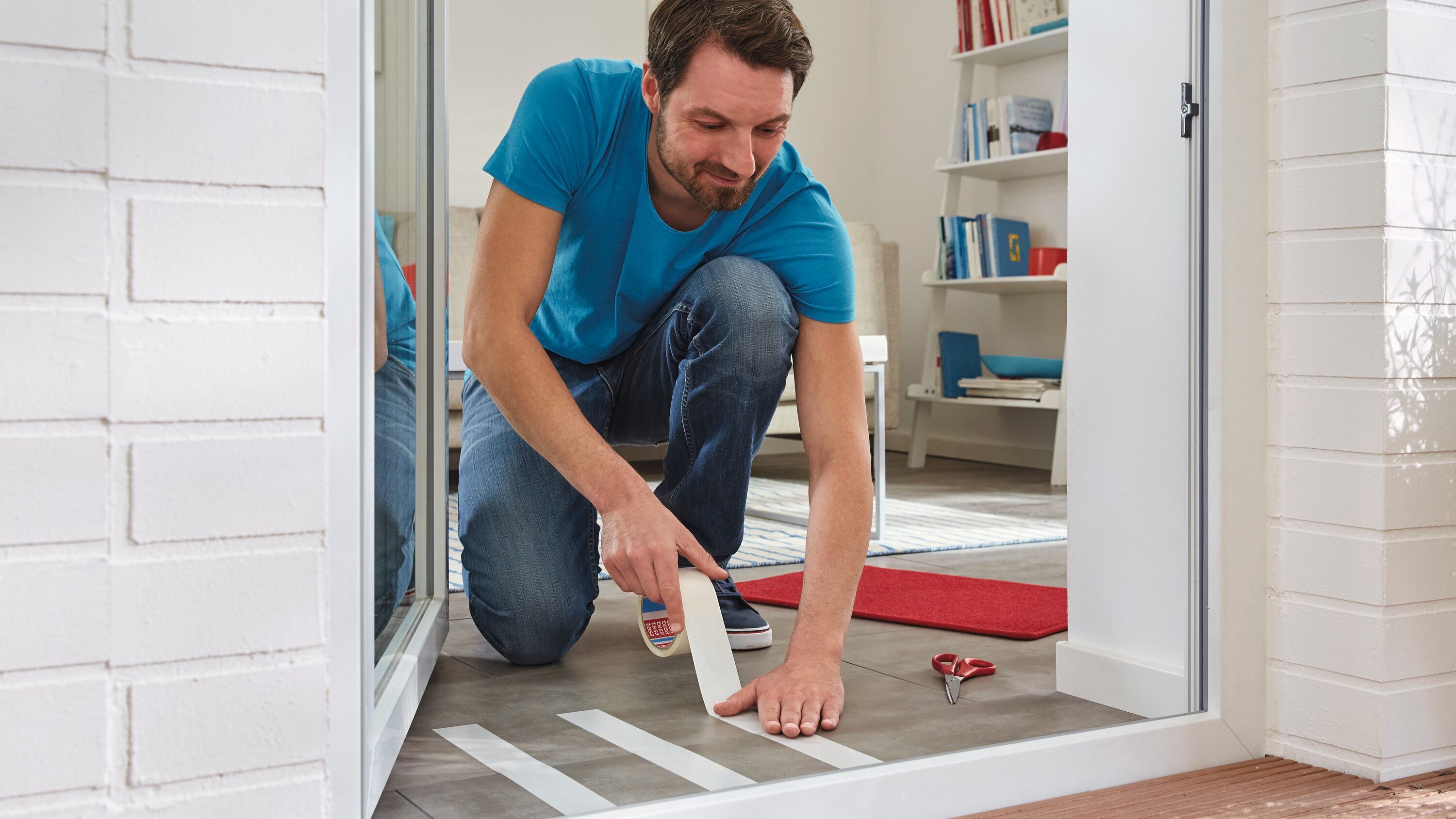 tesa Doppelklebeband REMOVABLE Verlegeband (Packung, 1-St) Gewebeklebeband für Teppiche & PVC-Beläge - entfernbar ohne Rückstände