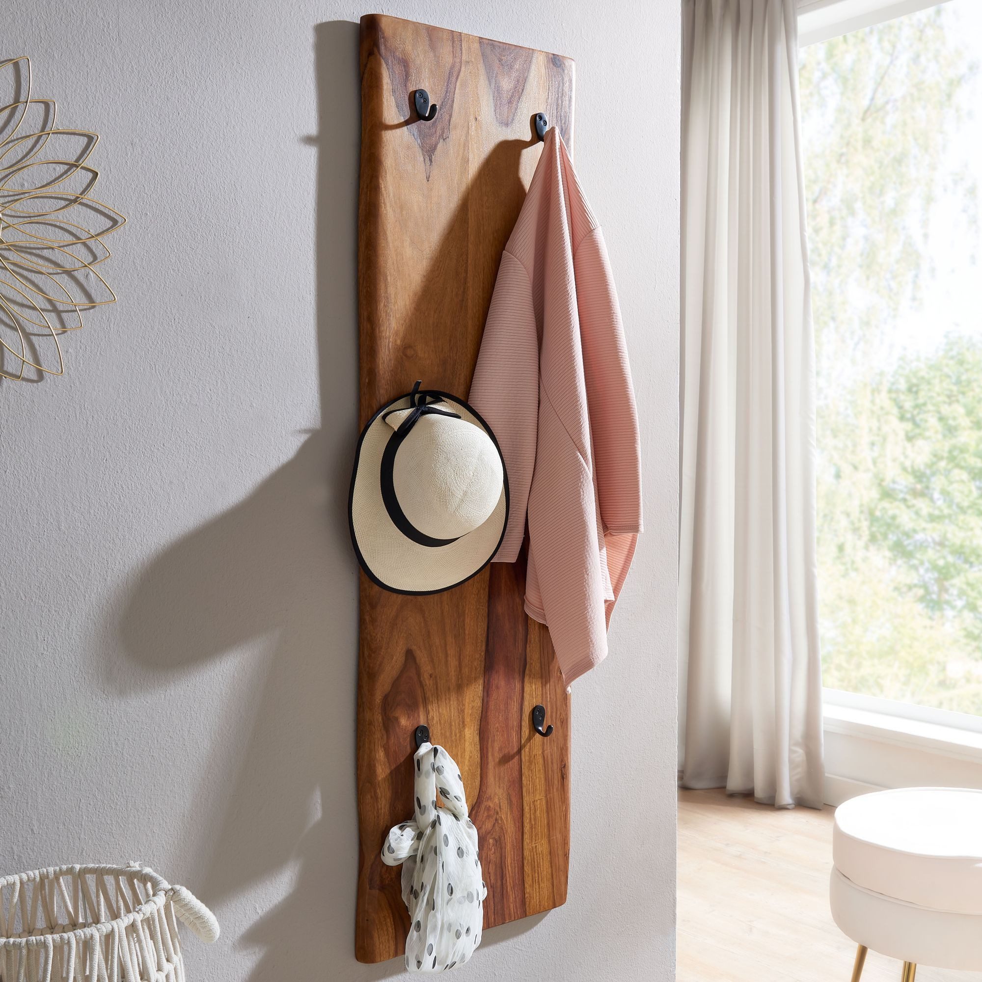 furnicato Garderobe Wandgarderobe Massivholz, Walnuss Finish 140x40x7cm Braun (1 St), 6 massive Haken für deine Kleidergarderobe mit Baumkanten-Design